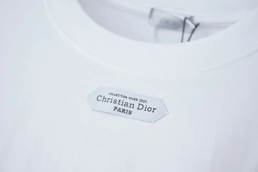 🅿️170 D＊or CD 25SS early spring new style joint series chest collar logo short sleeves light luxury essential item for daily commuting for men and women correct version welcome to compare detailed features · 320g 100% pure cotton double yarn jersey fabric · Custom dyed in the same cylinder, special thickened 32 count double-strand 1X1 thread · Hand-sewn custom brand collar label on the chest · Double needle stitching cross-stitching process · Original main mark, washed tag, brand moisture-proof paper packaging Color: White/Black Size: S/M/L/XL