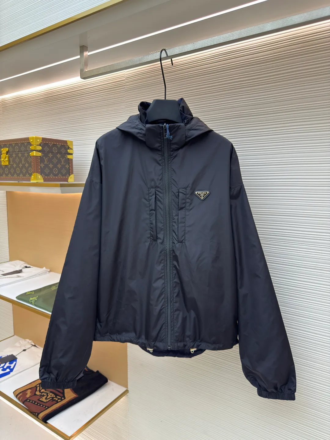 PRADA regenerated nylon reversible jacket ●Original version: Purchased and developed by 12639 ●Item number: 1680789-B60 ●Fabric: nylon fabric ●Technology: Positioning cutting machine production ●Version: fitted version ●Weight: about 445 grams ●Size: S-M-L-XL ●Description: The brand's iconic regenerated nylon fabric is selected, which has the same performance as traditional nylon, with high strength, tear resistance, wear resistance and other characteristics. It is lightweight and waterproof, suitable for various scenarios. Anti-wrinkle, quick-drying and easy to maintain on a daily basis. Wrap the portion with bias-cut fabric strips, and control the width to about 0.4CM. Align the edges of the two layers of fabric and then fold and sew, with the seams hidden in the sandwich. Then fix it through "anchor points". There are no burrs on both the inner and outer sides, and all seams are completely wrapped, while preventing the bad experience of relative sliding during wearing. The overall wiring is straight and delicate, the fabric is comfortable and soft, and the color is consistent without color difference. It can be matched with the same style to create a fashionable look and control various occasions. Customized accessories, complete with three standards, same style for men and women!