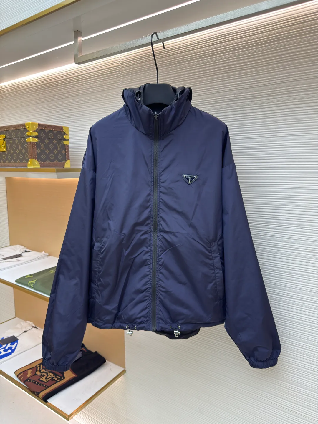 PRADA regenerated nylon reversible jacket ●Original version: Purchased and developed by 12639 ●Item number: 1680789-B60 ●Fabric: nylon fabric ●Technology: Positioning cutting machine production ●Version: fitted version ●Weight: about 445 grams ●Size: S-M-L-XL ●Description: The brand's iconic regenerated nylon fabric is selected, which has the same performance as traditional nylon, with high strength, tear resistance, wear resistance and other characteristics. It is lightweight and waterproof, suitable for various scenarios. Anti-wrinkle, quick-drying and easy to maintain on a daily basis. Wrap the portion with bias-cut fabric strips, and control the width to about 0.4CM. Align the edges of the two layers of fabric and then fold and sew, with the seams hidden in the sandwich. Then fix it through "anchor points". There are no burrs on both the inner and outer sides, and all seams are completely wrapped, while preventing the bad experience of relative sliding during wearing. The overall wiring is straight and delicate, the fabric is comfortable and soft, and the color is consistent without color difference. It can be matched with the same style to create a fashionable look and control various occasions. Customized accessories, complete with three standards, same style for men and women!