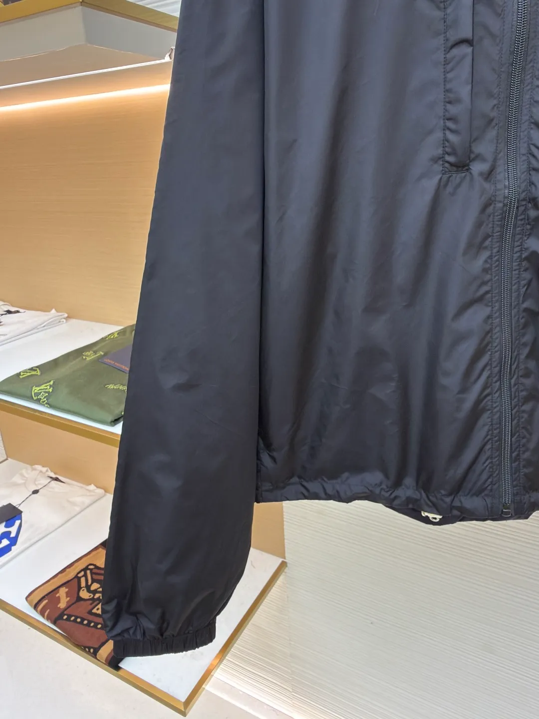PRADA regenerated nylon reversible jacket ●Original version: Purchased and developed by 12639 ●Item number: 1680789-B60 ●Fabric: nylon fabric ●Technology: Positioning cutting machine production ●Version: fitted version ●Weight: about 445 grams ●Size: S-M-L-XL ●Description: The brand's iconic regenerated nylon fabric is selected, which has the same performance as traditional nylon, with high strength, tear resistance, wear resistance and other characteristics. It is lightweight and waterproof, suitable for various scenarios. Anti-wrinkle, quick-drying and easy to maintain on a daily basis. Wrap the portion with bias-cut fabric strips, and control the width to about 0.4CM. Align the edges of the two layers of fabric and then fold and sew, with the seams hidden in the sandwich. Then fix it through "anchor points". There are no burrs on both the inner and outer sides, and all seams are completely wrapped, while preventing the bad experience of relative sliding during wearing. The overall wiring is straight and delicate, the fabric is comfortable and soft, and the color is consistent without color difference. It can be matched with the same style to create a fashionable look and control various occasions. Customized accessories, complete with three standards, same style for men and women!