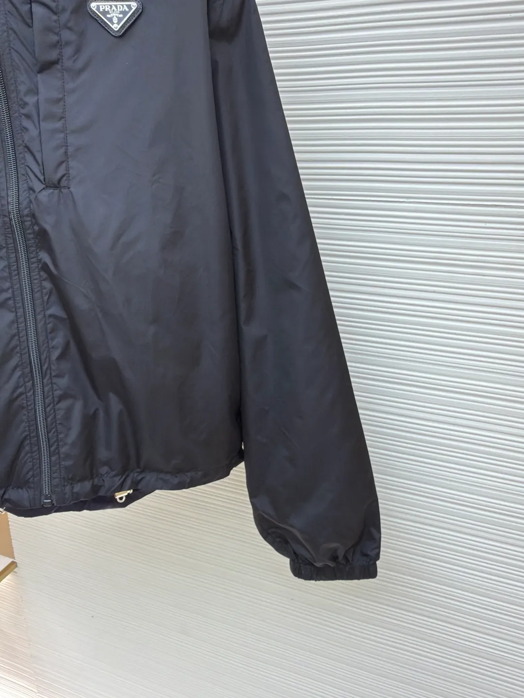 PRADA regenerated nylon reversible jacket ●Original version: Purchased and developed by 12639 ●Item number: 1680789-B60 ●Fabric: nylon fabric ●Technology: Positioning cutting machine production ●Version: fitted version ●Weight: about 445 grams ●Size: S-M-L-XL ●Description: The brand's iconic regenerated nylon fabric is selected, which has the same performance as traditional nylon, with high strength, tear resistance, wear resistance and other characteristics. It is lightweight and waterproof, suitable for various scenarios. Anti-wrinkle, quick-drying and easy to maintain on a daily basis. Wrap the portion with bias-cut fabric strips, and control the width to about 0.4CM. Align the edges of the two layers of fabric and then fold and sew, with the seams hidden in the sandwich. Then fix it through "anchor points". There are no burrs on both the inner and outer sides, and all seams are completely wrapped, while preventing the bad experience of relative sliding during wearing. The overall wiring is straight and delicate, the fabric is comfortable and soft, and the color is consistent without color difference. It can be matched with the same style to create a fashionable look and control various occasions. Customized accessories, complete with three standards, same style for men and women!