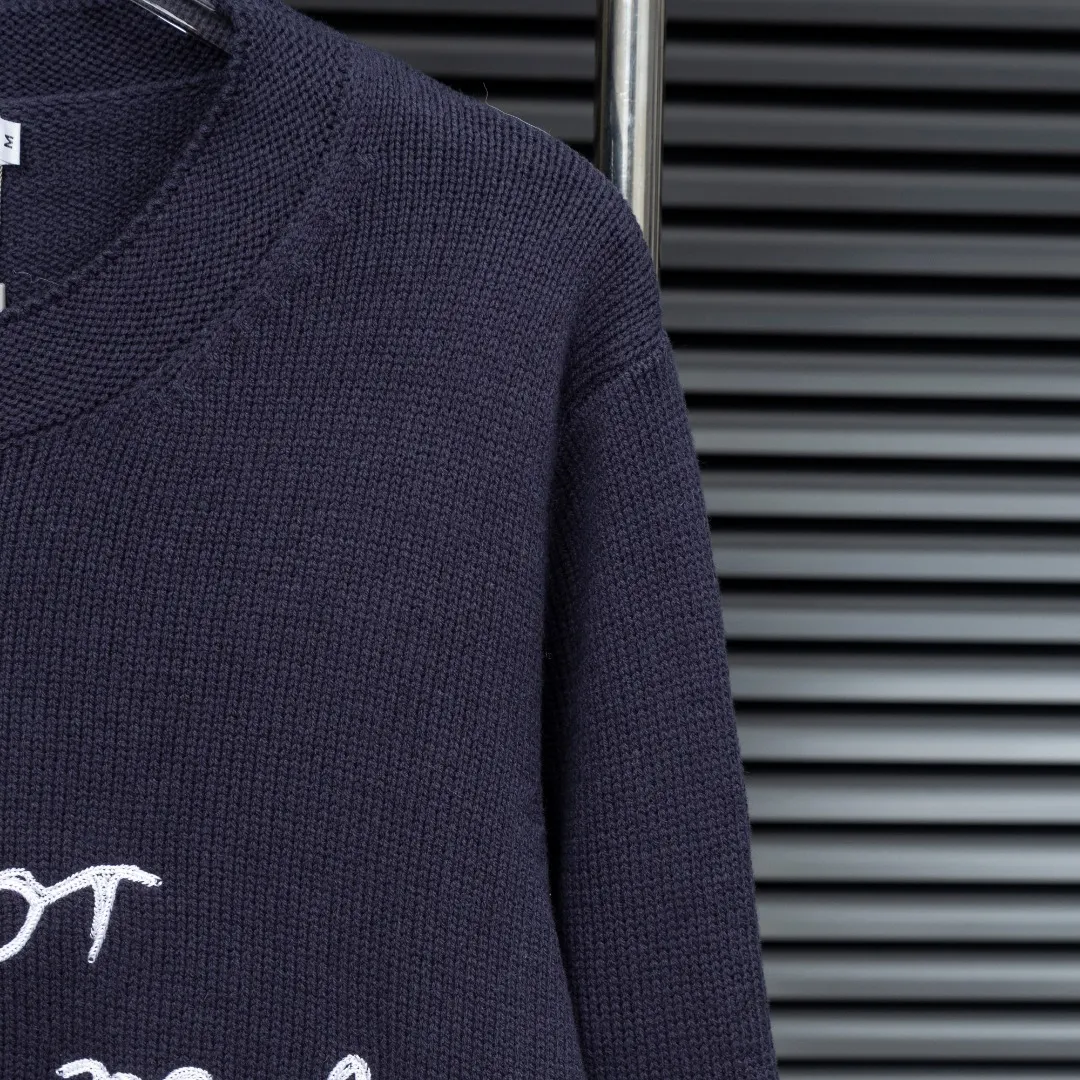 🅿️330 Style: DIOR hand-painted graffiti knitted long-sleeved sweater Size: S-XXL Fabric: Wool blend Accessories: Full set of customized original accessories No gender distinction, same style for men and women
