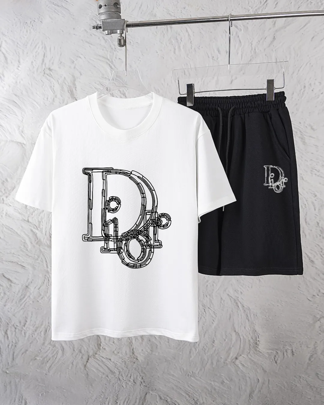 🅿️300 Dior Exclusively provides new trendy men’s fashionable round neck short-sleeved shorts suits, trendy and fashionable casual short-sleeved suits! It has high breathability and comfort, impeccable details, and brand element design concept, reflecting high quality. It presents a casual cut and the upper body shape is great! Material: 260g double yarn pure cotton short sleeves + 360g pure cotton terry shorts Size: S-XXL 🔥 (please state your height and weight when placing an order)