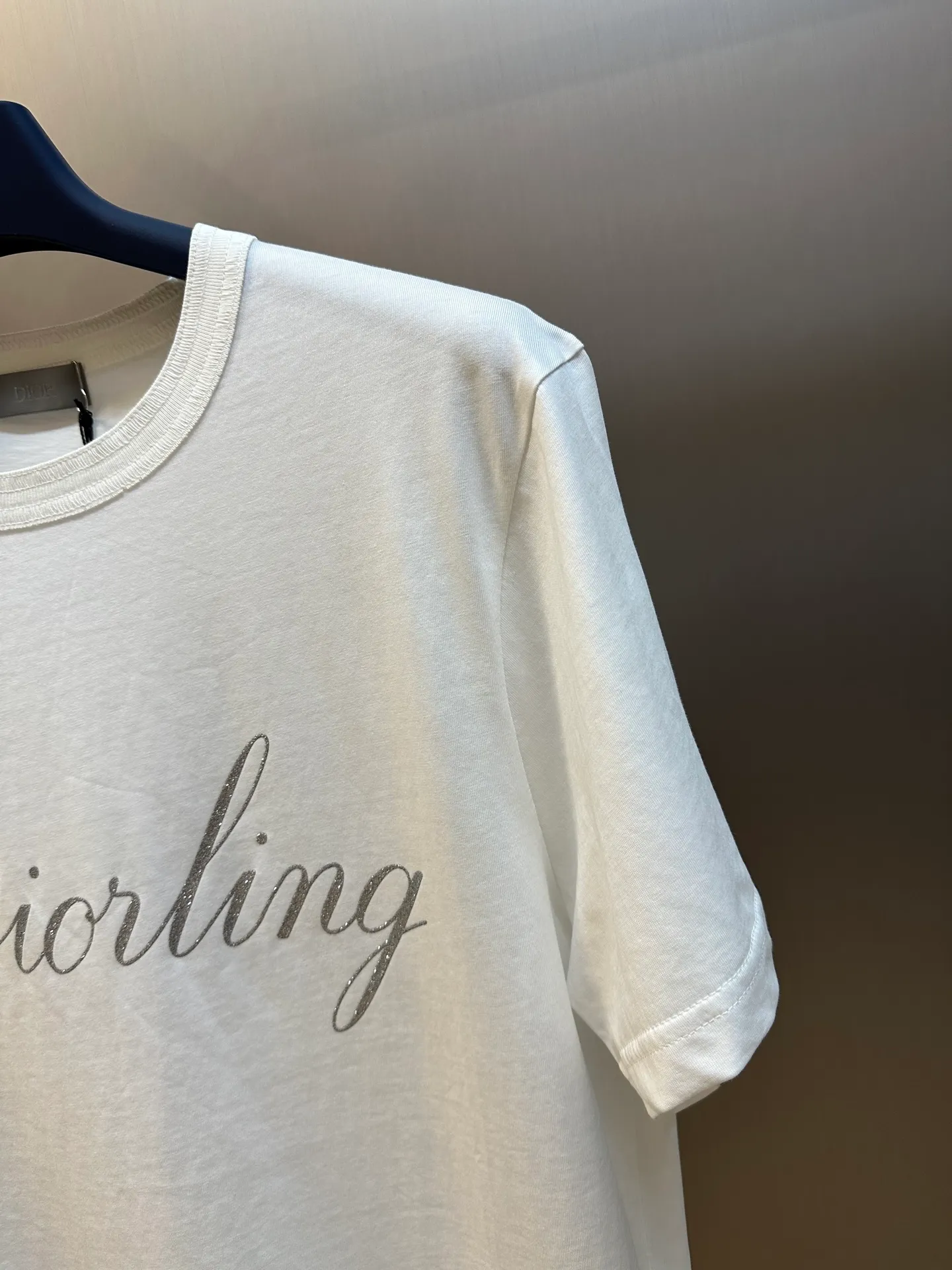 🅿️260 Dior silver printed short sleeves are woven with 24-count special compact cotton yarn. The weaving process is very demanding and requires the use of advanced looms and high-quality raw materials. Specially woven compact cotton has many advantages, such as softness and comfort, good breathability, strong wrinkle resistance, good durability, etc.; it has a tighter, softer and more delicate texture and feel.  Interpretation of the silicone oil shiny silver printing process, a special printing process that combines the feel of silicone oil with the visual effect of metal particles and gold sand, and achieves gradient, three-dimensional or flashing effects through multi-color overprinting technology.  size：xs s m l