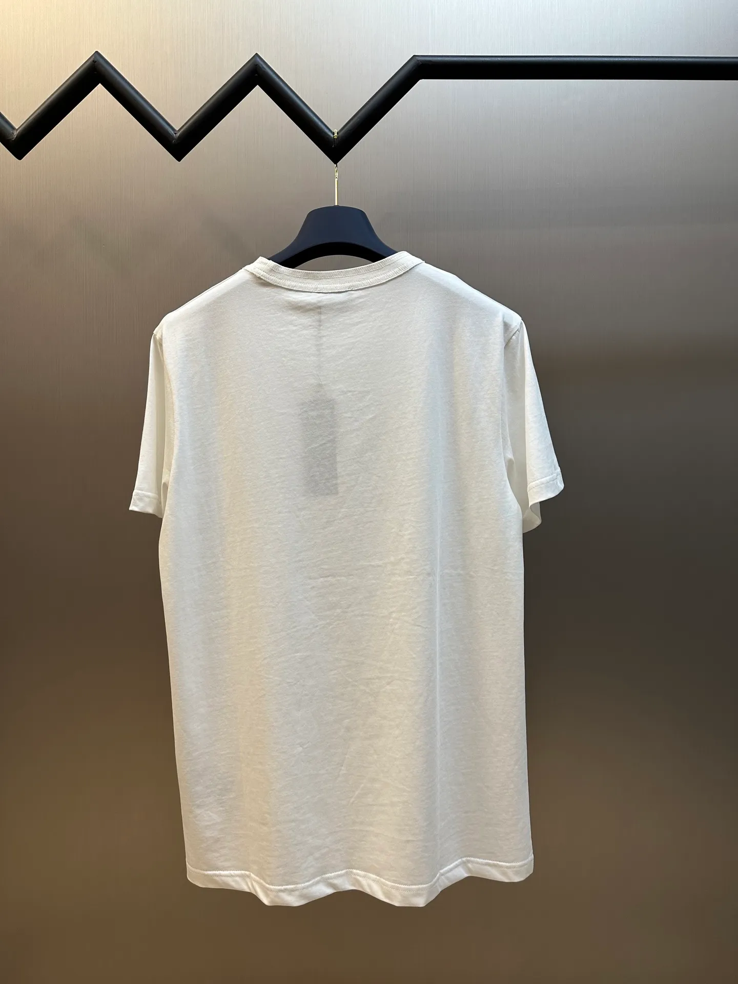 🅿️260 Dior silver printed short sleeves are woven with 24-count special compact cotton yarn. The weaving process is very demanding and requires the use of advanced looms and high-quality raw materials. Specially woven compact cotton has many advantages, such as softness and comfort, good breathability, strong wrinkle resistance, good durability, etc.; it has a tighter, softer and more delicate texture and feel.  Interpretation of the silicone oil shiny silver printing process, a special printing process that combines the feel of silicone oil with the visual effect of metal particles and gold sand, and achieves gradient, three-dimensional or flashing effects through multi-color overprinting technology.  size：xs s m l