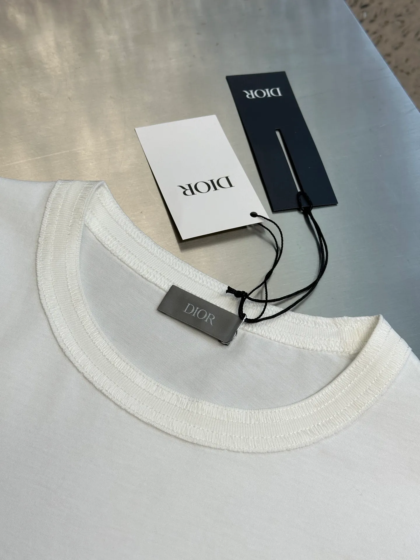 🅿️260 Dior silver printed short sleeves are woven with 24-count special compact cotton yarn. The weaving process is very demanding and requires the use of advanced looms and high-quality raw materials. Specially woven compact cotton has many advantages, such as softness and comfort, good breathability, strong wrinkle resistance, good durability, etc.; it has a tighter, softer and more delicate texture and feel.  Interpretation of the silicone oil shiny silver printing process, a special printing process that combines the feel of silicone oil with the visual effect of metal particles and gold sand, and achieves gradient, three-dimensional or flashing effects through multi-color overprinting technology.  size：xs s m l