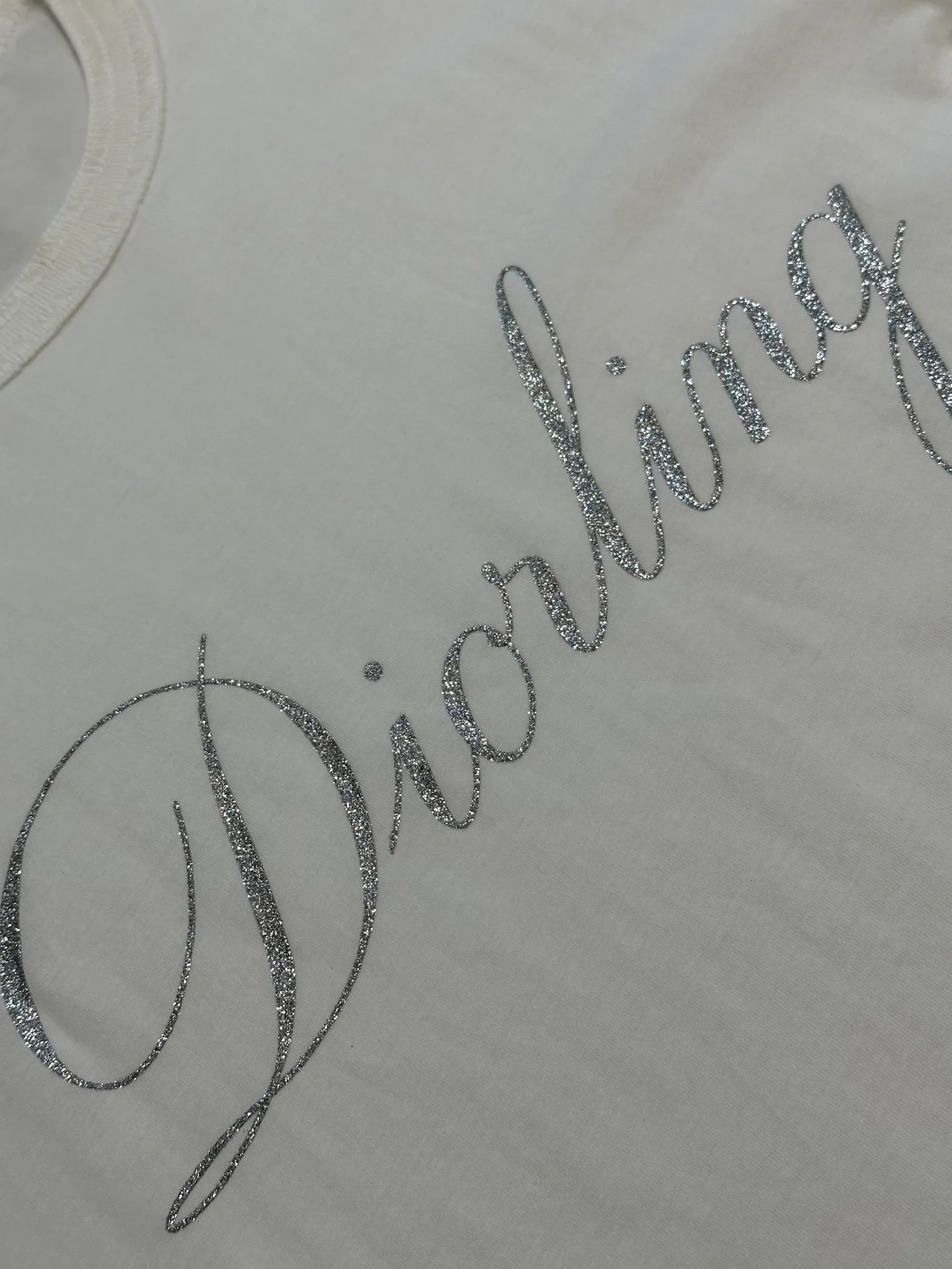 🅿️260 Dior silver printed short sleeves are woven with 24-count special compact cotton yarn. The weaving process is very demanding and requires the use of advanced looms and high-quality raw materials. Specially woven compact cotton has many advantages, such as softness and comfort, good breathability, strong wrinkle resistance, good durability, etc.; it has a tighter, softer and more delicate texture and feel.  Interpretation of the silicone oil shiny silver printing process, a special printing process that combines the feel of silicone oil with the visual effect of metal particles and gold sand, and achieves gradient, three-dimensional or flashing effects through multi-color overprinting technology.  size：xs s m l