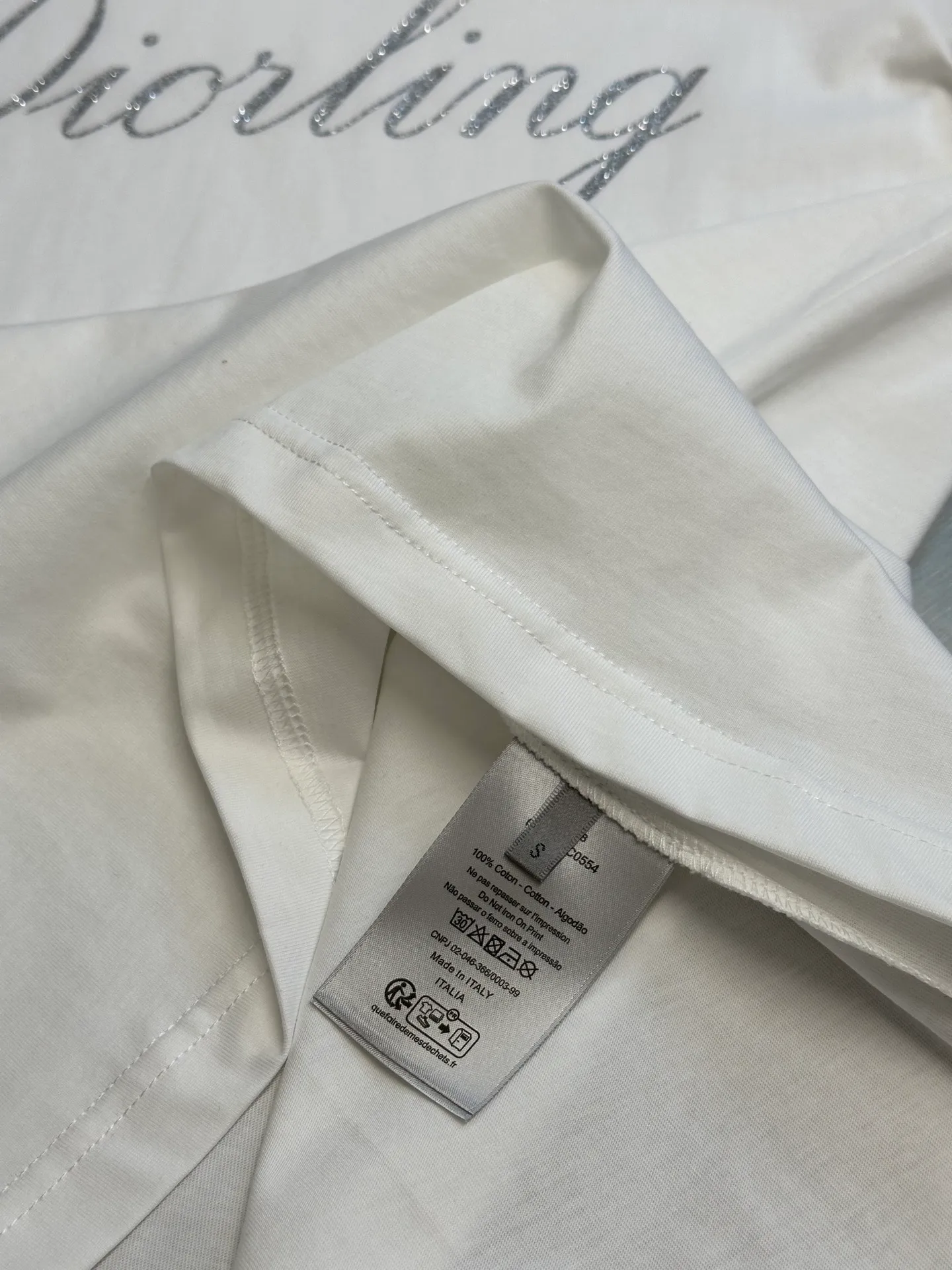 🅿️260 Dior silver printed short sleeves are woven with 24-count special compact cotton yarn. The weaving process is very demanding and requires the use of advanced looms and high-quality raw materials. Specially woven compact cotton has many advantages, such as softness and comfort, good breathability, strong wrinkle resistance, good durability, etc.; it has a tighter, softer and more delicate texture and feel.  Interpretation of the silicone oil shiny silver printing process, a special printing process that combines the feel of silicone oil with the visual effect of metal particles and gold sand, and achieves gradient, three-dimensional or flashing effects through multi-color overprinting technology.  size：xs s m l