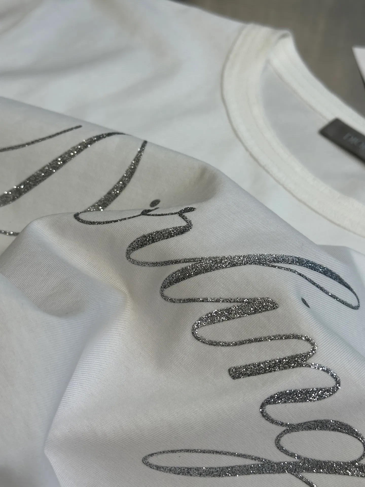 🅿️260 Dior silver printed short sleeves are woven with 24-count special compact cotton yarn. The weaving process is very demanding and requires the use of advanced looms and high-quality raw materials. Specially woven compact cotton has many advantages, such as softness and comfort, good breathability, strong wrinkle resistance, good durability, etc.; it has a tighter, softer and more delicate texture and feel.  Interpretation of the silicone oil shiny silver printing process, a special printing process that combines the feel of silicone oil with the visual effect of metal particles and gold sand, and achieves gradient, three-dimensional or flashing effects through multi-color overprinting technology.  size：xs s m l