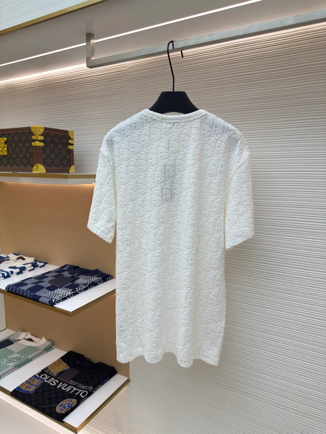 DIOR all-over printed terry short sleeves ●Authentic product: purchased and developed for 6600 ●Item number: 1680262-A05 ●Fabric: pure cotton fabric ●Technology: positioning cutting ●Version: fitted version ●Weight: about 350g ●Size: S-M-L-XL ●Description: Custom-woven and custom-dyed pure cotton 100% jacquard material Oblique presbyopic pattern fabric Weight 300G Positioning pattern Positioning tailoring Each piece is in the same position Jacquard cotton towel material has dark patterns and a heavy hand feel. The overall routing is straight and delicate, the fabric is comfortable and soft, and the color is consistent without color difference. It can be matched with the same style to create a fashionable look and control various occasions. Customized accessories, complete with three standards, same style for men and women!