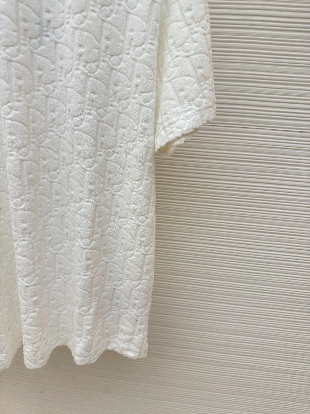 DIOR all-over printed terry short sleeves ●Authentic product: purchased and developed for 6600 ●Item number: 1680262-A05 ●Fabric: pure cotton fabric ●Technology: positioning cutting ●Version: fitted version ●Weight: about 350g ●Size: S-M-L-XL ●Description: Custom-woven and custom-dyed pure cotton 100% jacquard material Oblique presbyopic pattern fabric Weight 300G Positioning pattern Positioning tailoring Each piece is in the same position Jacquard cotton towel material has dark patterns and a heavy hand feel. The overall routing is straight and delicate, the fabric is comfortable and soft, and the color is consistent without color difference. It can be matched with the same style to create a fashionable look and control various occasions. Customized accessories, complete with three standards, same style for men and women!