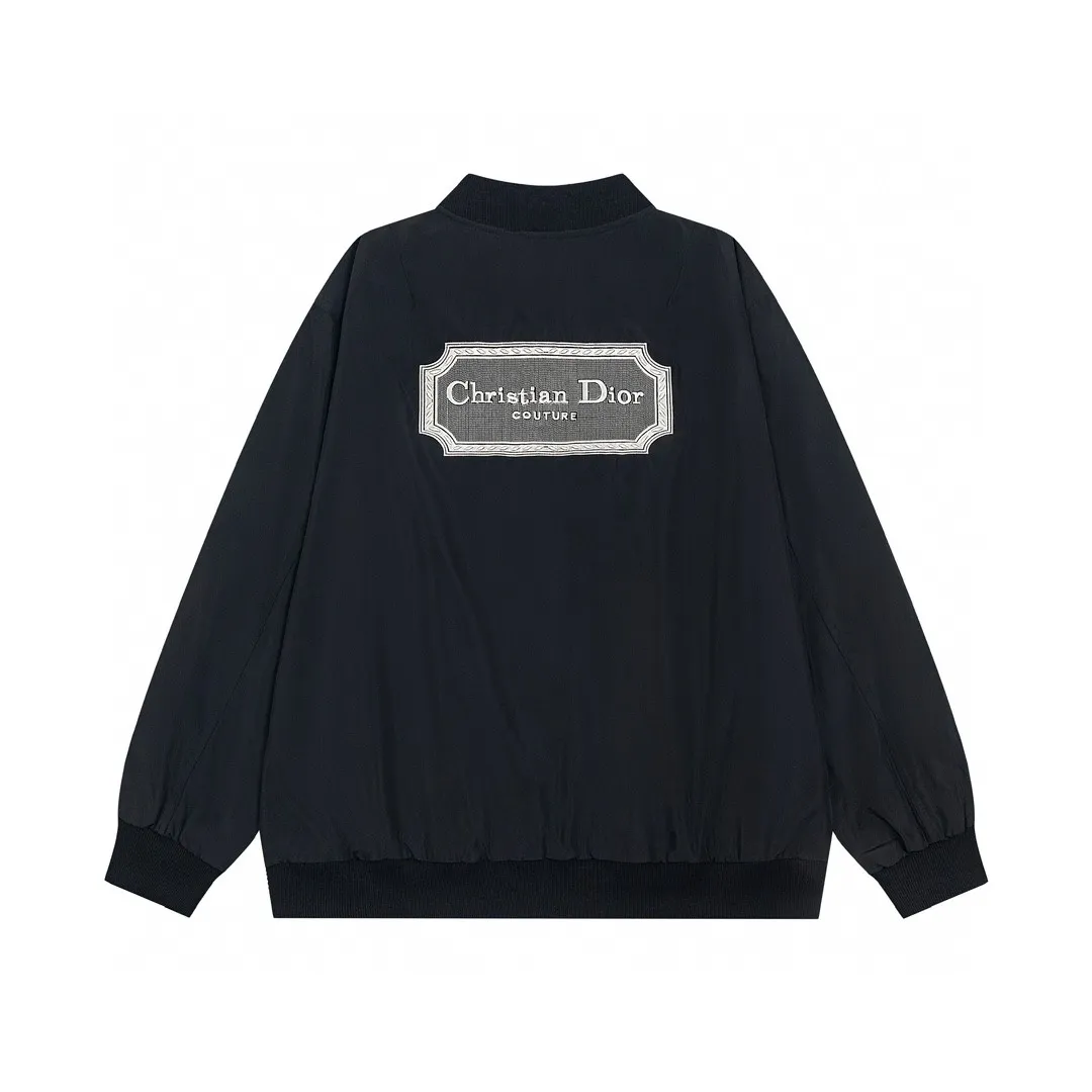 🅿️320 DIOR Dior's new autumn and winter new classic letter embroidered bomber jacket for couples, coat tops 1️⃣Original development of the same high-end high-elastic polyester technology fabric as the Internet celebrity star, waterproof coating, double-layered lining fabric is extremely delicate, the upper body is very soft and comfortable! 2️⃣The iconic logo embroidery design style, combined with the ribbed collar, hem and cuffs, is very youthful and energetic. It can be easily worn by both men and women, and is very in line with the fashion aesthetic concepts of today's young people! 3️⃣Complete three standards, same style for men and women, a must-have for couples Color: Black Size: S, M, L, XL