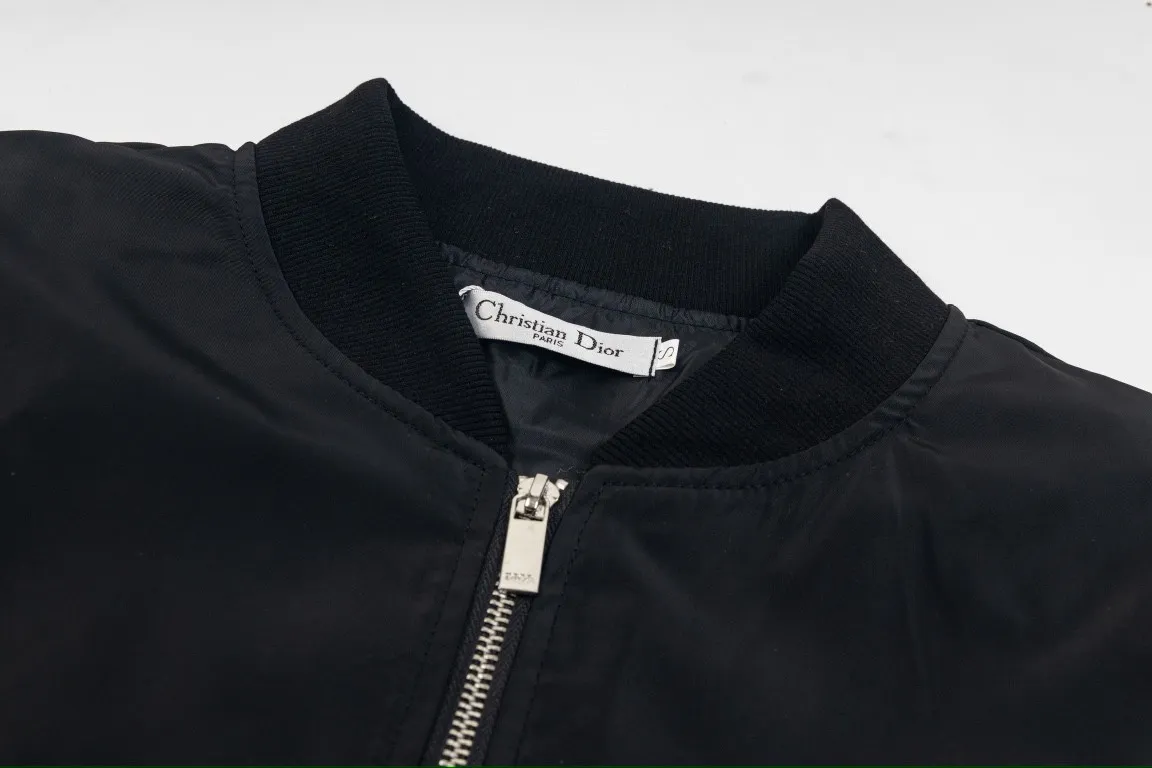 🅿️320 DIOR Dior's new autumn and winter new classic letter embroidered bomber jacket for couples, coat tops 1️⃣Original development of the same high-end high-elastic polyester technology fabric as the Internet celebrity star, waterproof coating, double-layered lining fabric is extremely delicate, the upper body is very soft and comfortable! 2️⃣The iconic logo embroidery design style, combined with the ribbed collar, hem and cuffs, is very youthful and energetic. It can be easily worn by both men and women, and is very in line with the fashion aesthetic concepts of today's young people! 3️⃣Complete three standards, same style for men and women, a must-have for couples Color: Black Size: S, M, L, XL