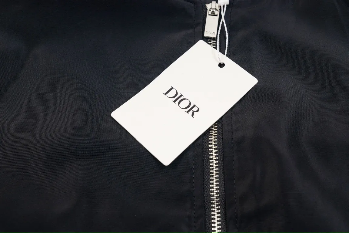 🅿️320 DIOR Dior's new autumn and winter new classic letter embroidered bomber jacket for couples, coat tops 1️⃣Original development of the same high-end high-elastic polyester technology fabric as the Internet celebrity star, waterproof coating, double-layered lining fabric is extremely delicate, the upper body is very soft and comfortable! 2️⃣The iconic logo embroidery design style, combined with the ribbed collar, hem and cuffs, is very youthful and energetic. It can be easily worn by both men and women, and is very in line with the fashion aesthetic concepts of today's young people! 3️⃣Complete three standards, same style for men and women, a must-have for couples Color: Black Size: S, M, L, XL