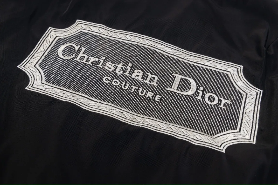 🅿️320 DIOR Dior's new autumn and winter new classic letter embroidered bomber jacket for couples, coat tops 1️⃣Original development of the same high-end high-elastic polyester technology fabric as the Internet celebrity star, waterproof coating, double-layered lining fabric is extremely delicate, the upper body is very soft and comfortable! 2️⃣The iconic logo embroidery design style, combined with the ribbed collar, hem and cuffs, is very youthful and energetic. It can be easily worn by both men and women, and is very in line with the fashion aesthetic concepts of today's young people! 3️⃣Complete three standards, same style for men and women, a must-have for couples Color: Black Size: S, M, L, XL
