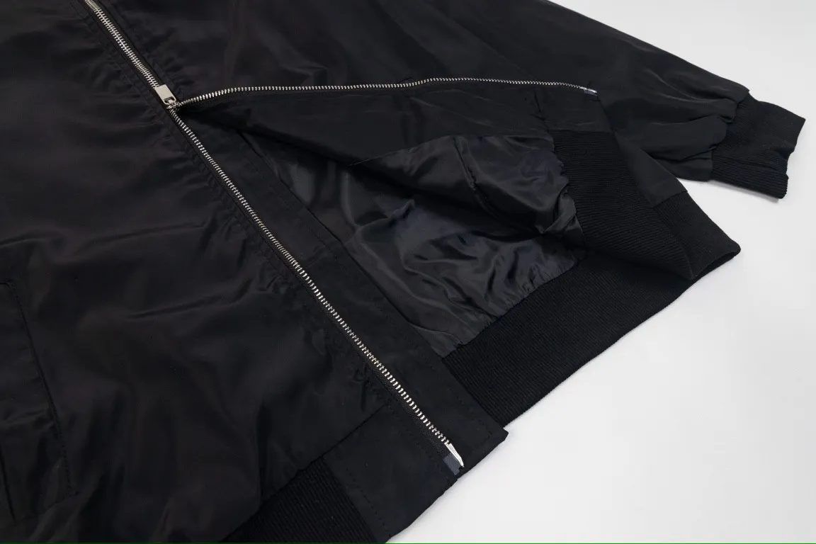 🅿️320 DIOR Dior's new autumn and winter new classic letter embroidered bomber jacket for couples, coat tops 1️⃣Original development of the same high-end high-elastic polyester technology fabric as the Internet celebrity star, waterproof coating, double-layered lining fabric is extremely delicate, the upper body is very soft and comfortable! 2️⃣The iconic logo embroidery design style, combined with the ribbed collar, hem and cuffs, is very youthful and energetic. It can be easily worn by both men and women, and is very in line with the fashion aesthetic concepts of today's young people! 3️⃣Complete three standards, same style for men and women, a must-have for couples Color: Black Size: S, M, L, XL