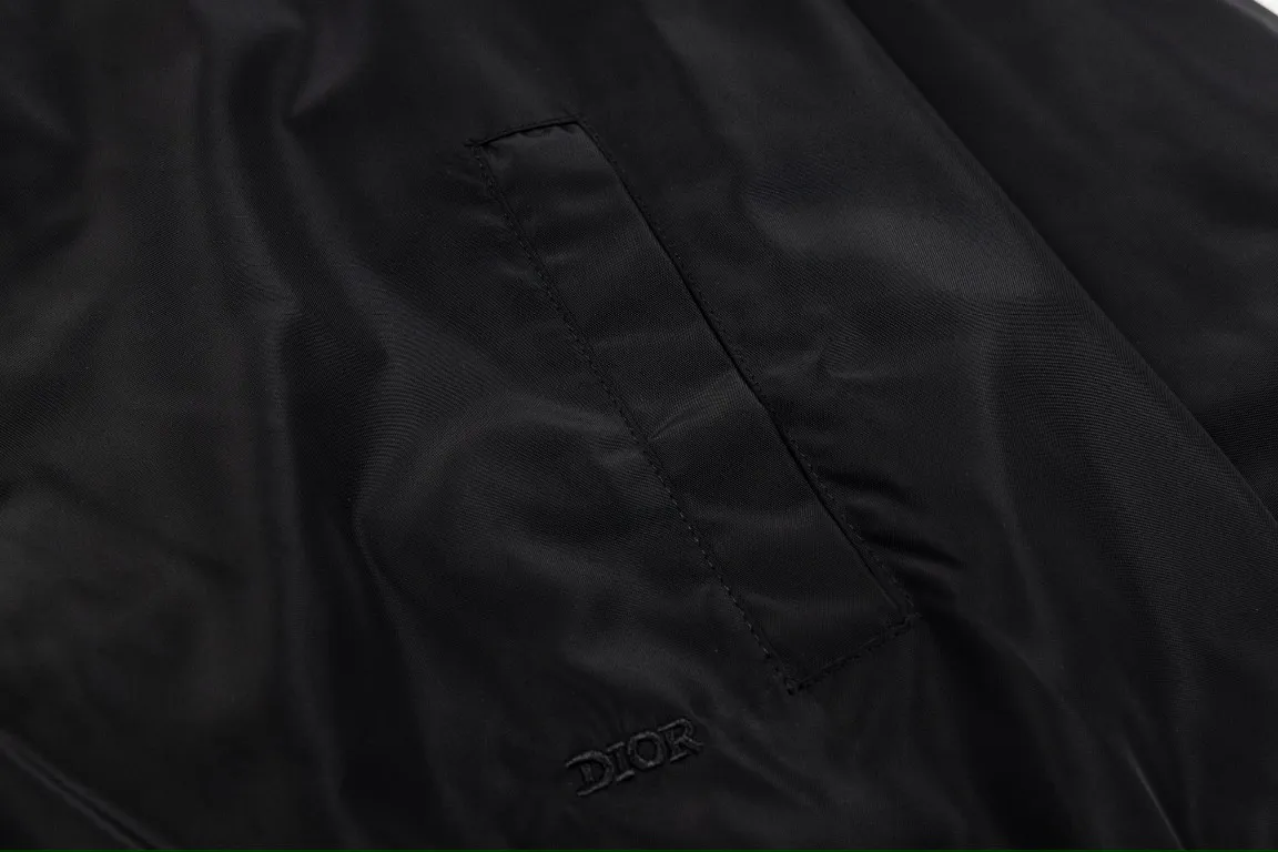 🅿️320 DIOR Dior's new autumn and winter new classic letter embroidered bomber jacket for couples, coat tops 1️⃣Original development of the same high-end high-elastic polyester technology fabric as the Internet celebrity star, waterproof coating, double-layered lining fabric is extremely delicate, the upper body is very soft and comfortable! 2️⃣The iconic logo embroidery design style, combined with the ribbed collar, hem and cuffs, is very youthful and energetic. It can be easily worn by both men and women, and is very in line with the fashion aesthetic concepts of today's young people! 3️⃣Complete three standards, same style for men and women, a must-have for couples Color: Black Size: S, M, L, XL