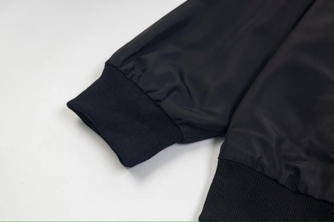 🅿️320 DIOR Dior's new autumn and winter new classic letter embroidered bomber jacket for couples, coat tops 1️⃣Original development of the same high-end high-elastic polyester technology fabric as the Internet celebrity star, waterproof coating, double-layered lining fabric is extremely delicate, the upper body is very soft and comfortable! 2️⃣The iconic logo embroidery design style, combined with the ribbed collar, hem and cuffs, is very youthful and energetic. It can be easily worn by both men and women, and is very in line with the fashion aesthetic concepts of today's young people! 3️⃣Complete three standards, same style for men and women, a must-have for couples Color: Black Size: S, M, L, XL