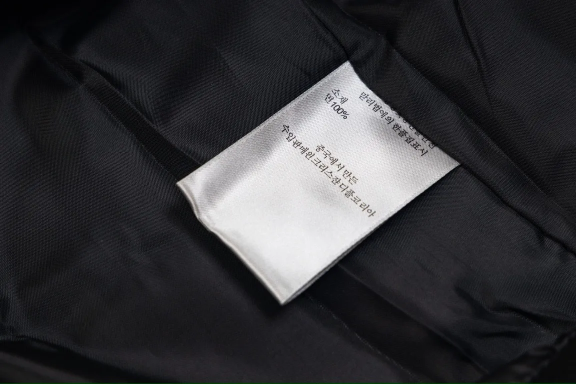 🅿️320 DIOR Dior's new autumn and winter new classic letter embroidered bomber jacket for couples, coat tops 1️⃣Original development of the same high-end high-elastic polyester technology fabric as the Internet celebrity star, waterproof coating, double-layered lining fabric is extremely delicate, the upper body is very soft and comfortable! 2️⃣The iconic logo embroidery design style, combined with the ribbed collar, hem and cuffs, is very youthful and energetic. It can be easily worn by both men and women, and is very in line with the fashion aesthetic concepts of today's young people! 3️⃣Complete three standards, same style for men and women, a must-have for couples Color: Black Size: S, M, L, XL