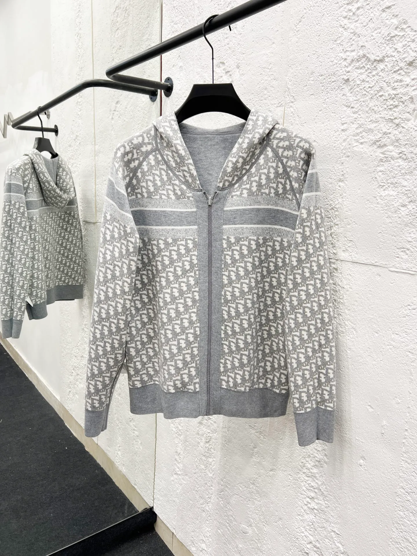 🅿️510 Style number: T59 Dior & Dior top version DIOR double-sided knitted cashmere jacquard knitted cardigan jacket. Same style for men and women. Light luxury. A must-have item for men and women for daily commuting. Correct version. Uses 60% wool content yarn➕cashmere yarn➕acrylic yarn➕spandex yarn. Uses double-sided jacquard craftsmanship imported from Germany Lycra. Spacing between stripe letter logo positions. The fabric effect is completely restored. The original washed tag➕logo packaging bag. Color #Navy Gray SIZE #1/2/3 Reference # Length: 68-70-72 Bust: 118-122-126 Recommended weight: 1 code 90-135 2 codes 130-150 3 codes 150-180