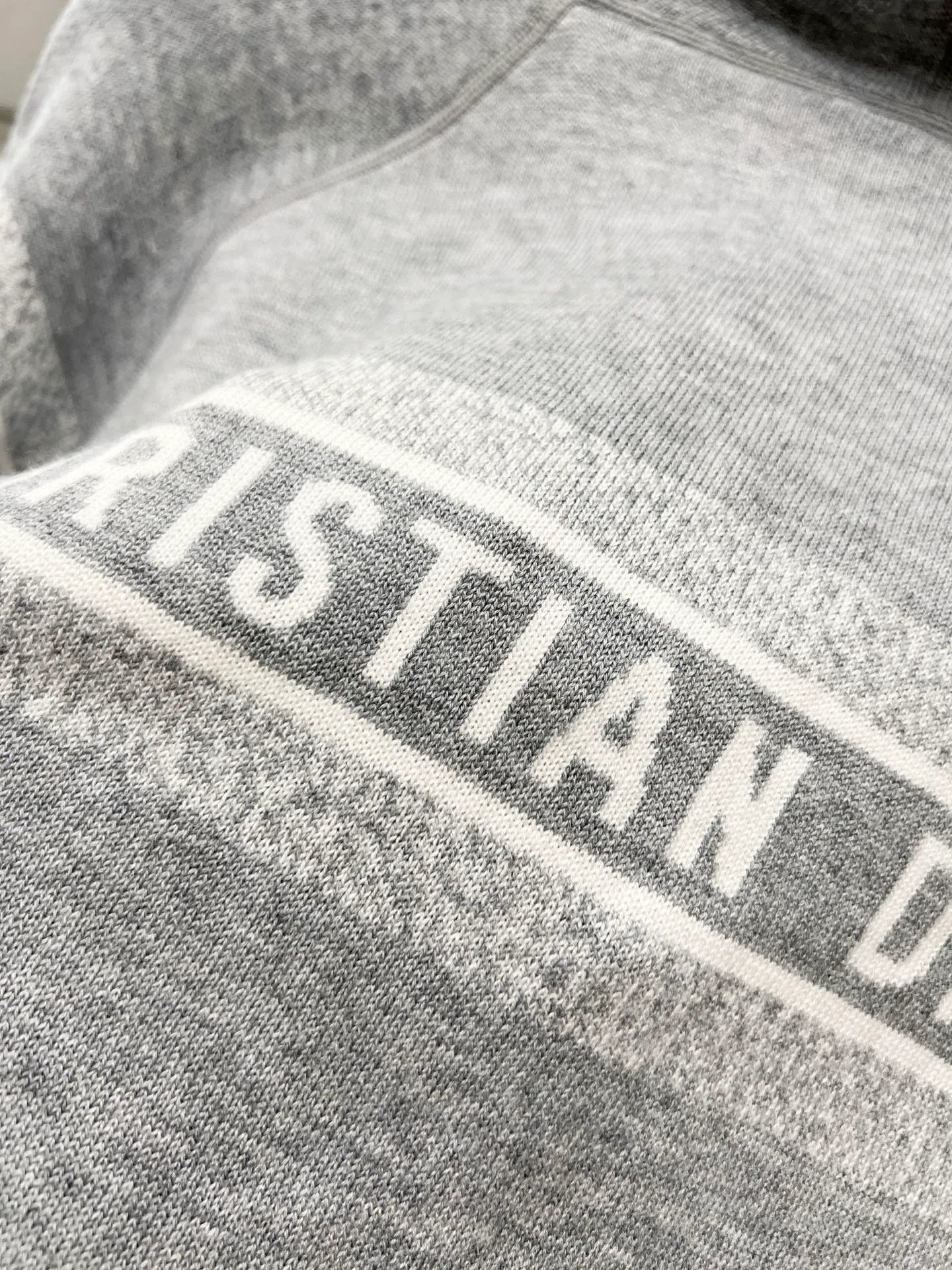🅿️510 Style number: T59 Dior & Dior top version DIOR double-sided knitted cashmere jacquard knitted cardigan jacket. Same style for men and women. Light luxury. A must-have item for men and women for daily commuting. Correct version. Uses 60% wool content yarn➕cashmere yarn➕acrylic yarn➕spandex yarn. Uses double-sided jacquard craftsmanship imported from Germany Lycra. Spacing between stripe letter logo positions. The fabric effect is completely restored. The original washed tag➕logo packaging bag. Color #Navy Gray SIZE #1/2/3 Reference # Length: 68-70-72 Bust: 118-122-126 Recommended weight: 1 code 90-135 2 codes 130-150 3 codes 150-180