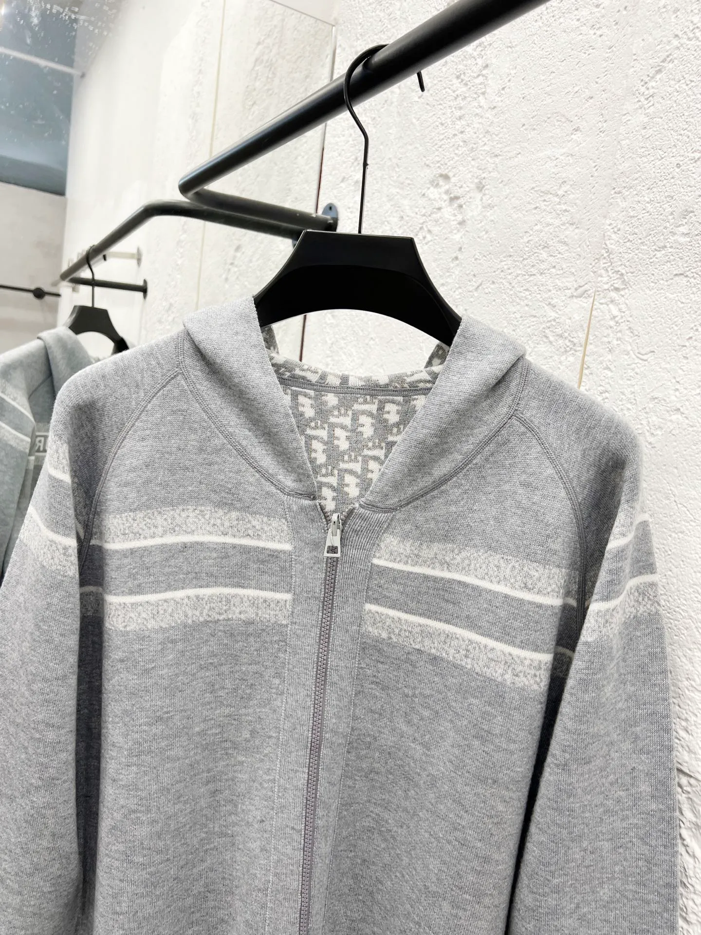 🅿️510 Style number: T59 Dior & Dior top version DIOR double-sided knitted cashmere jacquard knitted cardigan jacket. Same style for men and women. Light luxury. A must-have item for men and women for daily commuting. Correct version. Uses 60% wool content yarn➕cashmere yarn➕acrylic yarn➕spandex yarn. Uses double-sided jacquard craftsmanship imported from Germany Lycra. Spacing between stripe letter logo positions. The fabric effect is completely restored. The original washed tag➕logo packaging bag. Color #Navy Gray SIZE #1/2/3 Reference # Length: 68-70-72 Bust: 118-122-126 Recommended weight: 1 code 90-135 2 codes 130-150 3 codes 150-180
