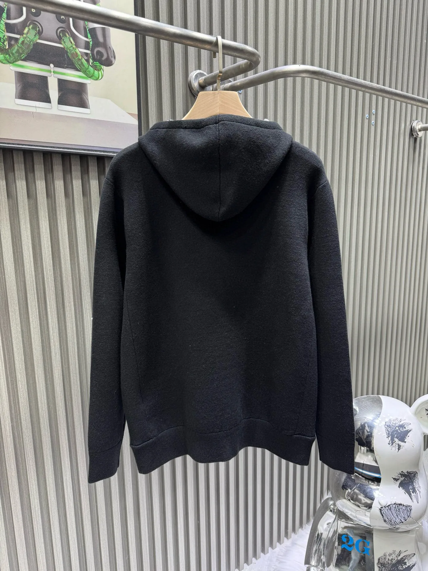 🅿️610 🀄️ DIOR D*O25 new autumn and winter Dior all-print collar zipper hooded knitted sweatshirt. The fabric is made of 48-count imported cashmere + combed long-staple cotton blended yarn. Composition is 10% cashmere, 90% cotton. Rib exclusive custom-woven and custom-dyed cashmere and cotton blended fabric. The overall feel and quality of the large product is the same as the original version. The two color combinations were developed for more than 5 months. The inner surface of the knitted fabric Custom-made version with the same size and full-print logo pattern. No less than 10 versions of details are modified. Craftsmanship refuses to be fake at first glance. Embroidery technology - Embroidery machine: Use the "Behringer" multi-head embroidery machine imported from Japan for embroidery. The embroidery is more meticulous and more beautiful. Embroidery sewing thread: Exclusive order of imported "Coats" thread. Internationally renowned brand. The world's leading sewing thread manufacturer (the embroidery sewing thread used in this model is dozens of times more expensive than ordinary domestic embroidery thread) Ordinary embroidery thread costs 6RMB per grain, while the British "Coats" Coats thread costs up to 90RMB per grain.) 100% restoration of the z-embroidery process. Imported Behringer multi-head embroidery machine is used to scan 1:1 of the original version to develop an embroidery pattern of the same size. The bulk letter logo, embroidery shape and local details are up to 99% coincident with the original version. Workmanship details - the entire hat, shoulders, cuffs, pockets, hems and other locations. According to the original version, the "three needles and five threads" turning process is adopted. This method is not only exquisite and beautiful, but also more wear-resistant and stronger. It requires a specific machine for sewing. It takes a long time to sew and the cost is higher than other sewing processes. The second step is cumbersome. It requires a "flat turning" process first, and then combines the "three needles and five threads" turning process. The workmanship is complex. The entire process and method are exactly the same as the original version. Open the mold to customize the hardware accessories and other accessories - exclusive 1:1 mold opening to customize the corns. The hat cord and zipper are expensive. The logo font is electroplated with bright gun color and the logo font is carefully engraved with the original material. The color and shape are the same as the original. The hat cord is woven and dyed with the same thickness and texture. Two color combinations. Development time is 1 month. The collar label accessories are customized at a ratio of 1:1 and the material size is the same.
