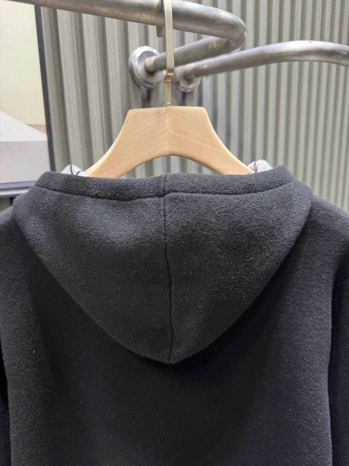 🅿️610 🀄️ DIOR D*O25 new autumn and winter Dior all-print collar zipper hooded knitted sweatshirt. The fabric is made of 48-count imported cashmere + combed long-staple cotton blended yarn. Composition is 10% cashmere, 90% cotton. Rib exclusive custom-woven and custom-dyed cashmere and cotton blended fabric. The overall feel and quality of the large product is the same as the original version. The two color combinations were developed for more than 5 months. The inner surface of the knitted fabric Custom-made version with the same size and full-print logo pattern. No less than 10 versions of details are modified. Craftsmanship refuses to be fake at first glance. Embroidery technology - Embroidery machine: Use the "Behringer" multi-head embroidery machine imported from Japan for embroidery. The embroidery is more meticulous and more beautiful. Embroidery sewing thread: Exclusive order of imported "Coats" thread. Internationally renowned brand. The world's leading sewing thread manufacturer (the embroidery sewing thread used in this model is dozens of times more expensive than ordinary domestic embroidery thread) Ordinary embroidery thread costs 6RMB per grain, while the British "Coats" Coats thread costs up to 90RMB per grain.) 100% restoration of the z-embroidery process. Imported Behringer multi-head embroidery machine is used to scan 1:1 of the original version to develop an embroidery pattern of the same size. The bulk letter logo, embroidery shape and local details are up to 99% coincident with the original version. Workmanship details - the entire hat, shoulders, cuffs, pockets, hems and other locations. According to the original version, the "three needles and five threads" turning process is adopted. This method is not only exquisite and beautiful, but also more wear-resistant and stronger. It requires a specific machine for sewing. It takes a long time to sew and the cost is higher than other sewing processes. The second step is cumbersome. It requires a "flat turning" process first, and then combines the "three needles and five threads" turning process. The workmanship is complex. The entire process and method are exactly the same as the original version. Open the mold to customize the hardware accessories and other accessories - exclusive 1:1 mold opening to customize the corns. The hat cord and zipper are expensive. The logo font is electroplated with bright gun color and the logo font is carefully engraved with the original material. The color and shape are the same as the original. The hat cord is woven and dyed with the same thickness and texture. Two color combinations. Development time is 1 month. The collar label accessories are customized at a ratio of 1:1 and the material size is the same.