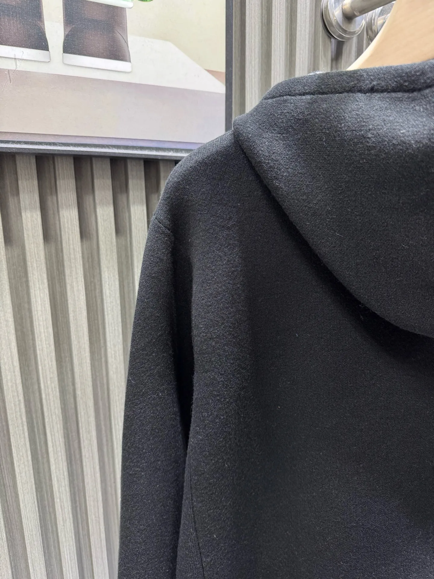 🅿️610 🀄️ DIOR D*O25 new autumn and winter Dior all-print collar zipper hooded knitted sweatshirt. The fabric is made of 48-count imported cashmere + combed long-staple cotton blended yarn. Composition is 10% cashmere, 90% cotton. Rib exclusive custom-woven and custom-dyed cashmere and cotton blended fabric. The overall feel and quality of the large product is the same as the original version. The two color combinations were developed for more than 5 months. The inner surface of the knitted fabric Custom-made version with the same size and full-print logo pattern. No less than 10 versions of details are modified. Craftsmanship refuses to be fake at first glance. Embroidery technology - Embroidery machine: Use the "Behringer" multi-head embroidery machine imported from Japan for embroidery. The embroidery is more meticulous and more beautiful. Embroidery sewing thread: Exclusive order of imported "Coats" thread. Internationally renowned brand. The world's leading sewing thread manufacturer (the embroidery sewing thread used in this model is dozens of times more expensive than ordinary domestic embroidery thread) Ordinary embroidery thread costs 6RMB per grain, while the British "Coats" Coats thread costs up to 90RMB per grain.) 100% restoration of the z-embroidery process. Imported Behringer multi-head embroidery machine is used to scan 1:1 of the original version to develop an embroidery pattern of the same size. The bulk letter logo, embroidery shape and local details are up to 99% coincident with the original version. Workmanship details - the entire hat, shoulders, cuffs, pockets, hems and other locations. According to the original version, the "three needles and five threads" turning process is adopted. This method is not only exquisite and beautiful, but also more wear-resistant and stronger. It requires a specific machine for sewing. It takes a long time to sew and the cost is higher than other sewing processes. The second step is cumbersome. It requires a "flat turning" process first, and then combines the "three needles and five threads" turning process. The workmanship is complex. The entire process and method are exactly the same as the original version. Open the mold to customize the hardware accessories and other accessories - exclusive 1:1 mold opening to customize the corns. The hat cord and zipper are expensive. The logo font is electroplated with bright gun color and the logo font is carefully engraved with the original material. The color and shape are the same as the original. The hat cord is woven and dyed with the same thickness and texture. Two color combinations. Development time is 1 month. The collar label accessories are customized at a ratio of 1:1 and the material size is the same.