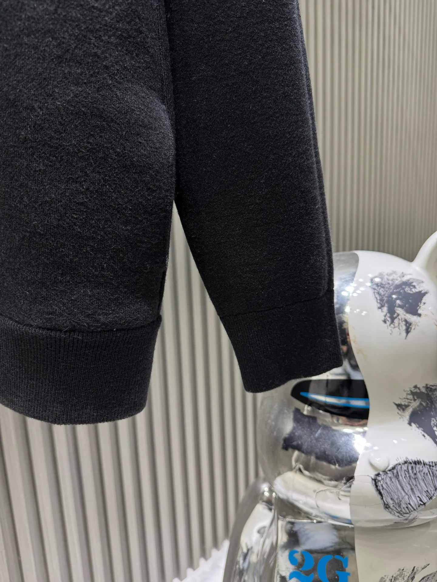 🅿️610 🀄️ DIOR D*O25 new autumn and winter Dior all-print collar zipper hooded knitted sweatshirt. The fabric is made of 48-count imported cashmere + combed long-staple cotton blended yarn. Composition is 10% cashmere, 90% cotton. Rib exclusive custom-woven and custom-dyed cashmere and cotton blended fabric. The overall feel and quality of the large product is the same as the original version. The two color combinations were developed for more than 5 months. The inner surface of the knitted fabric Custom-made version with the same size and full-print logo pattern. No less than 10 versions of details are modified. Craftsmanship refuses to be fake at first glance. Embroidery technology - Embroidery machine: Use the "Behringer" multi-head embroidery machine imported from Japan for embroidery. The embroidery is more meticulous and more beautiful. Embroidery sewing thread: Exclusive order of imported "Coats" thread. Internationally renowned brand. The world's leading sewing thread manufacturer (the embroidery sewing thread used in this model is dozens of times more expensive than ordinary domestic embroidery thread) Ordinary embroidery thread costs 6RMB per grain, while the British "Coats" Coats thread costs up to 90RMB per grain.) 100% restoration of the z-embroidery process. Imported Behringer multi-head embroidery machine is used to scan 1:1 of the original version to develop an embroidery pattern of the same size. The bulk letter logo, embroidery shape and local details are up to 99% coincident with the original version. Workmanship details - the entire hat, shoulders, cuffs, pockets, hems and other locations. According to the original version, the "three needles and five threads" turning process is adopted. This method is not only exquisite and beautiful, but also more wear-resistant and stronger. It requires a specific machine for sewing. It takes a long time to sew and the cost is higher than other sewing processes. The second step is cumbersome. It requires a "flat turning" process first, and then combines the "three needles and five threads" turning process. The workmanship is complex. The entire process and method are exactly the same as the original version. Open the mold to customize the hardware accessories and other accessories - exclusive 1:1 mold opening to customize the corns. The hat cord and zipper are expensive. The logo font is electroplated with bright gun color and the logo font is carefully engraved with the original material. The color and shape are the same as the original. The hat cord is woven and dyed with the same thickness and texture. Two color combinations. Development time is 1 month. The collar label accessories are customized at a ratio of 1:1 and the material size is the same.