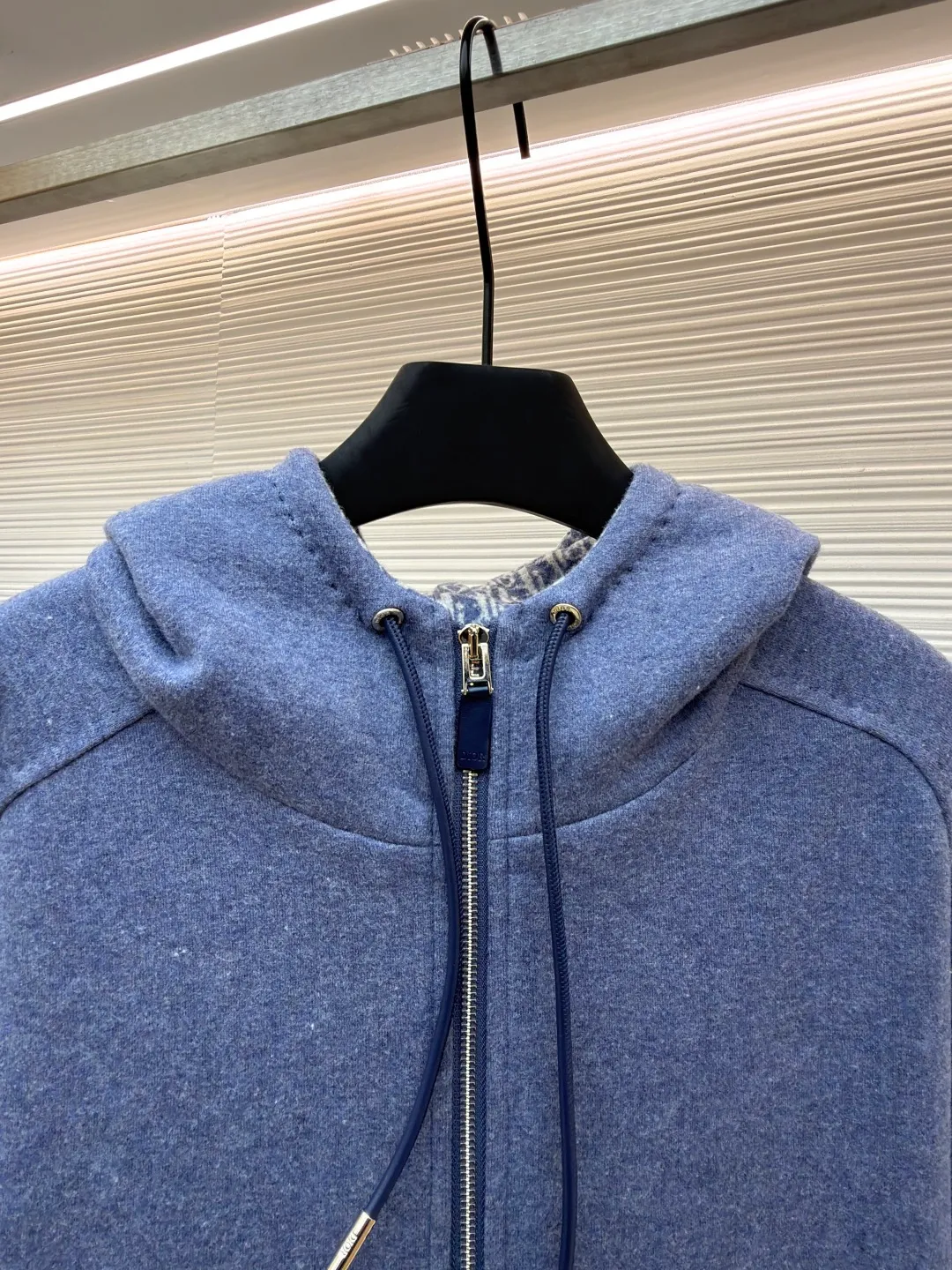 Dior presbyopic wool cashmere hooded turtleneck cardigan jacket ●Original version: Purchased and developed for 54000 ●Item number: 1680897-D15 ●Fabric: wool cashmere fabric ●Technology: jacquard texture production ●Version: fitted version ●Weight: about 1100 grams ●Size: S-M-L-XL ●Description: The fabric is made of cashmere fabric, containing 50% wool and pure cotton, with original hemming inside, jacquard letters, integrated design. One side has a solid color logo, and the spliced side has a classic presbyopia. It can be worn on both sides to change the style at any time. Customized imported velvet imported machine weaving, the material is conscientious and full of high-end texture. It is comfortable to wear and skin-friendly. It is made by a large factory and has perfect details and texture. The fabric is made of imported cashmere yarn. New product for early autumn! Hot style return! New version of dropped shoulder design High-grade navy blue presbyopic logo zipper cashmere jacket. Reversible. The letter jacquard texture on the back is luxurious and handsome. The hooded design is fashionable and advanced. The classic version does not make people look slimmer. Highly recommended! The overall wiring is straight and delicate, the fabric is comfortable and soft, and the color is consistent without color difference. It can be matched with the same style to create a fashionable look and control various occasions. Customized accessories, complete with three standards, same style for men and women!