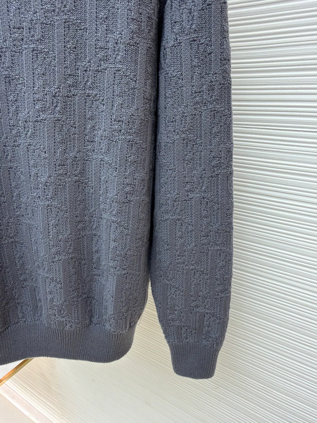 Dior dark pattern crew neck sweater ●Original version: 18,000 purchased and developed ●Item number: 1681043-B40 ●Fabric: high elastic blended yarn fabric ●Technology: jacquard production ●Version: fitted version ●Weight: about 740 grams ●Size: XS-S-M-L ●Description: The letter pattern above is counted by hand according to the stitch-by-stitch details of the original version. It is knitted using an [Imported German 7-needle machine]. Each piece of clothing is knitted [taking 270 minutes]. Finally, the keyhole cuff is sewn using [purely hand-made stitching]. The production cycle for a large batch of goods requires at least 20 days. The overall wiring is straight and delicate, the fabric is comfortable and soft, and the color is consistent without color difference. It can be matched with the same style to create a fashionable look and control various occasions. Customized accessories, complete with three standards, same style for men and women!