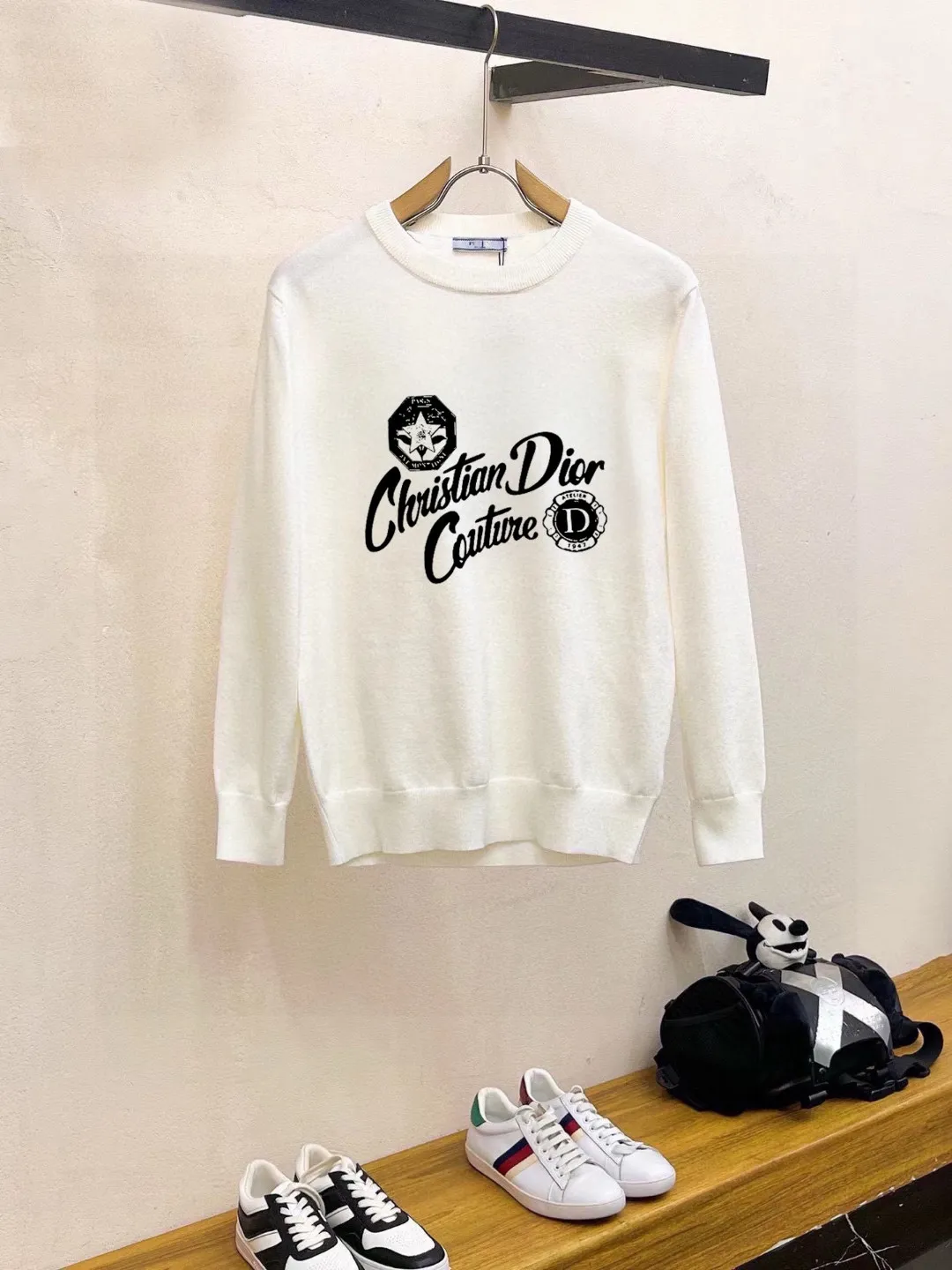 🅿️240 【DIOR】Autumn and winter classic round neck pullover sweater, in full condition! ! ! Wool blended fabric, the latest model in 2025, golden ratio! ! Slim-fitting soft gold, versatile and practical item, the combination and practicality are extremely powerful, simple and elegant, and classy! To create your own style, it is highly recommended to buy it in two colors. The standard slim fit tailoring process is suitable for both young and old men. It is knitted from wool and will not cause any discomfort! While keeping warm, it is stylish, textured and wearable, and the classic logo with contrasting colors on the chest feels in place! ! Recommended for regular customers! ! Size M-3XL (maximum wear: 190 pounds)