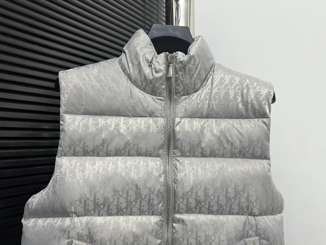 🅿️670 dior Dior 20fw full printed dark pattern rhombus vest Purchased from zp operation at Hong Kong counter, this is a down jacket with ultra-complex craftsmanship. The custom-made fabric cycle is as long as 50 days. It is absolutely windproof and waterproof and can be watertight. It can be called a safe haven in winter. On the basis of the original fabric, laser jacquard makes the whole piece of clothing uneven, with a stronger three-dimensional effect, a more obvious 3D effect, and the whole garment. The hardware is customized one-to-one from the original factory, tungsten material, leather label design, hot-melt technology, one-time molding, 90 white duck down, 700 fill power, no velvet, stand-up collar design, elastic cuff design, windproof and warm, the whole piece is windproof, water-proof, cold-proof, fashionable and practical, the same style is used by major Internet celebrities and celebrities, and it is an artifact to keep out the cold in winter. Color: Silver Gray Size: 44 46 48 52 54