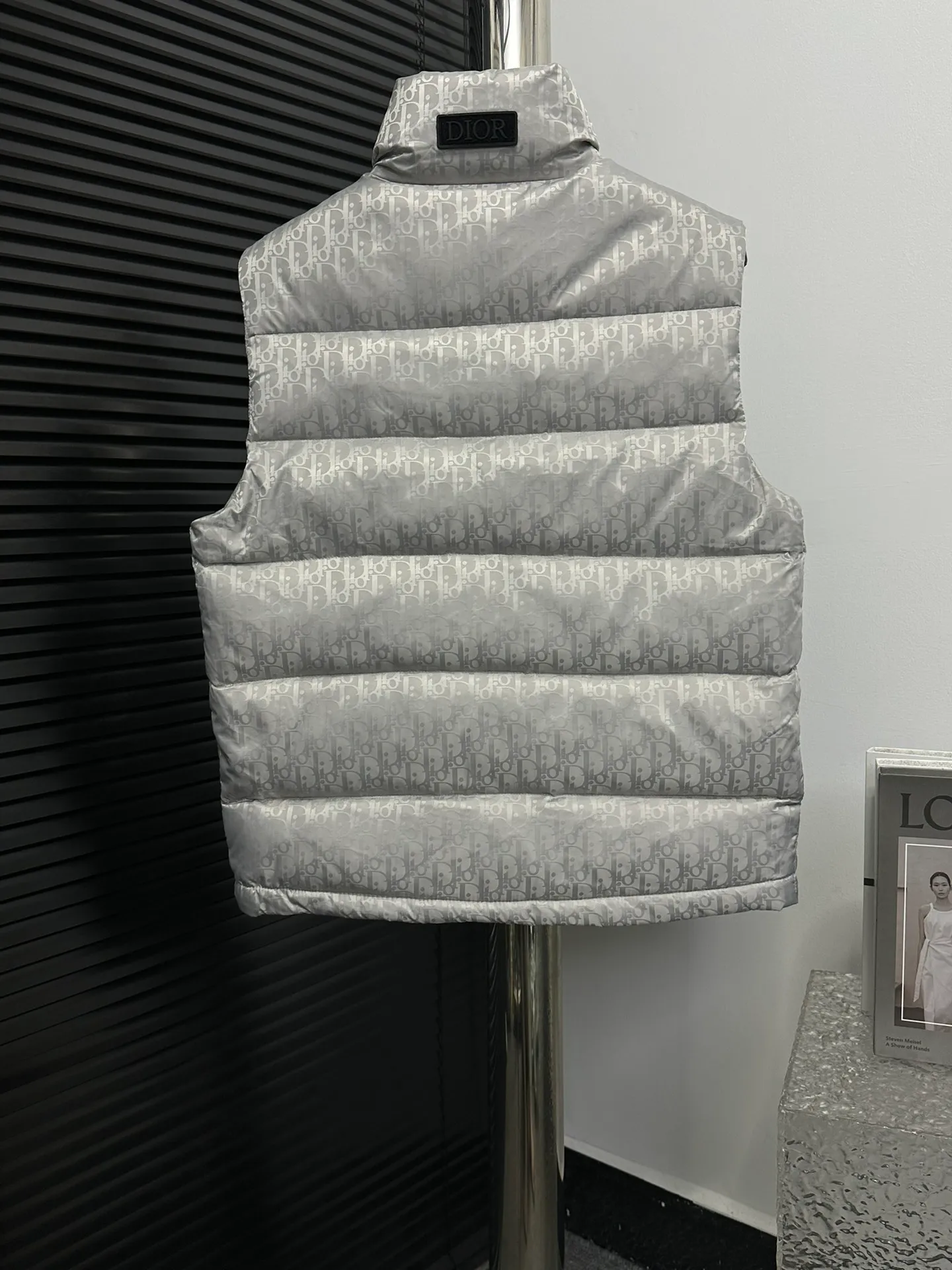 🅿️670 dior Dior 20fw full printed dark pattern rhombus vest Purchased from zp operation at Hong Kong counter, this is a down jacket with ultra-complex craftsmanship. The custom-made fabric cycle is as long as 50 days. It is absolutely windproof and waterproof and can be watertight. It can be called a safe haven in winter. On the basis of the original fabric, laser jacquard makes the whole piece of clothing uneven, with a stronger three-dimensional effect, a more obvious 3D effect, and the whole garment. The hardware is customized one-to-one from the original factory, tungsten material, leather label design, hot-melt technology, one-time molding, 90 white duck down, 700 fill power, no velvet, stand-up collar design, elastic cuff design, windproof and warm, the whole piece is windproof, water-proof, cold-proof, fashionable and practical, the same style is used by major Internet celebrities and celebrities, and it is an artifact to keep out the cold in winter. Color: Silver Gray Size: 44 46 48 52 54