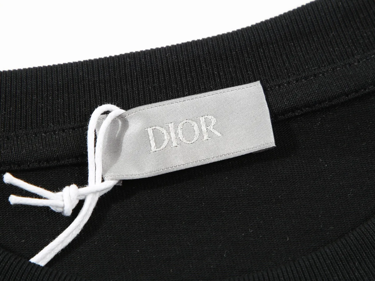 🅿️170 DIOR Dior embroidered letters‼ ️Short-sleeved T-shirt® *Customized 280g cotton fabric, the fabric is soft, skin-friendly and comfortable *Laminated letter logo on the front *A very simple and elegant one that is unparalleled in terms of upper body comfort, interpreting your luxury and taste, and creating your fashionable charm. ⚠️Washing method: It is recommended to dry clean or wrap the reverse side in a laundry bag and machine wash it quickly in cold water and let it dry naturally! ⚠️ Unisex style 𝐂𝐎𝐋𝐎𝐔𝐑: White Black 𝐒𝐈𝐙𝐄: S-XL
