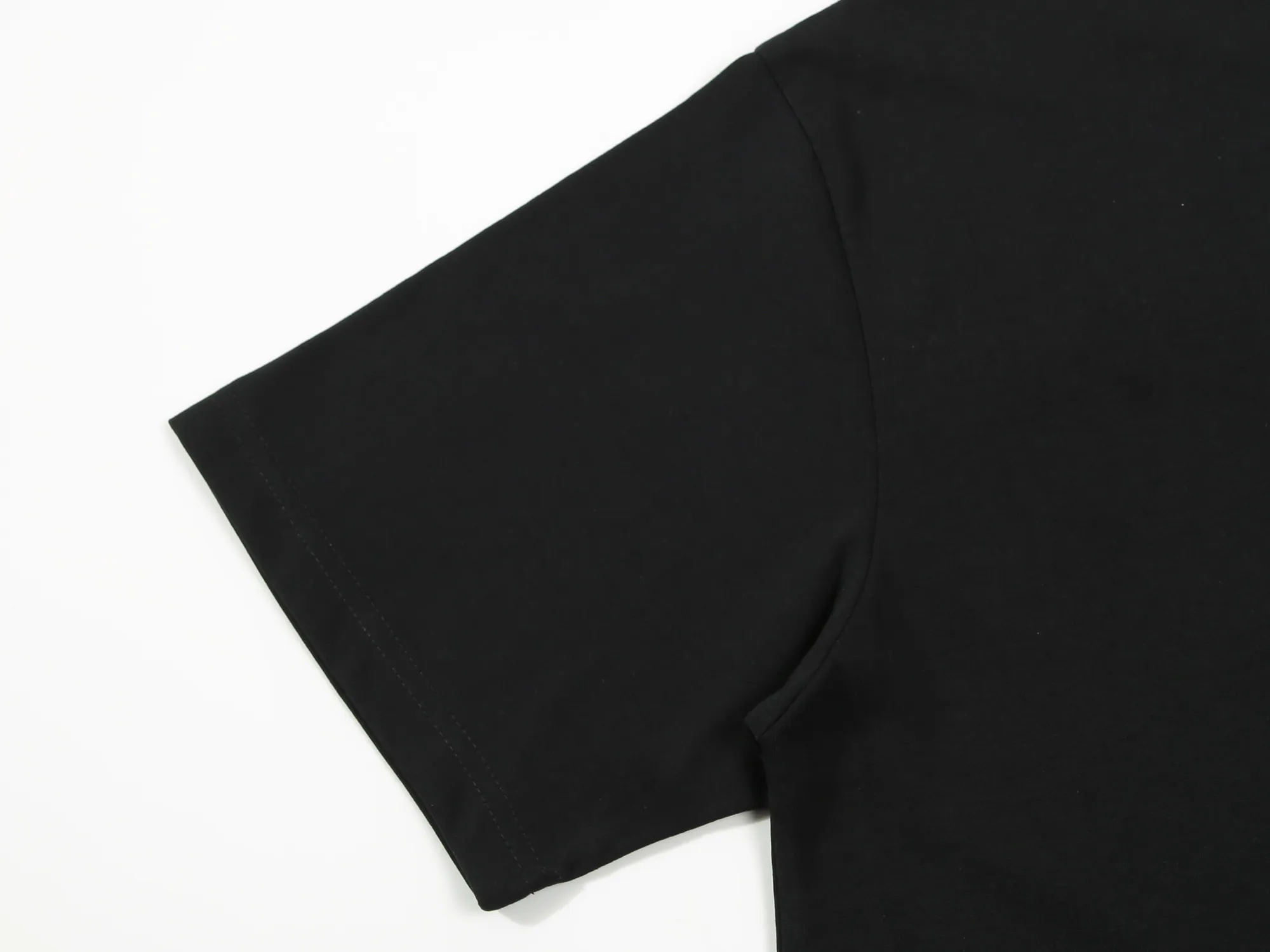 🅿️170 DIOR Dior embroidered letters‼ ️Short-sleeved T-shirt® *Customized 280g cotton fabric, the fabric is soft, skin-friendly and comfortable *Laminated letter logo on the front *A very simple and elegant one that is unparalleled in terms of upper body comfort, interpreting your luxury and taste, and creating your fashionable charm. ⚠️Washing method: It is recommended to dry clean or wrap the reverse side in a laundry bag and machine wash it quickly in cold water and let it dry naturally! ⚠️ Unisex style 𝐂𝐎𝐋𝐎𝐔𝐑: White Black 𝐒𝐈𝐙𝐄: S-XL