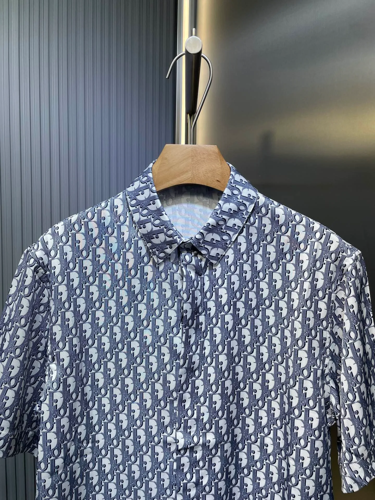 🅿️420 Dior🌟【Top original order】Logo classic presbyopic shirt size s-xl. This village shirt is decorated with classic oblique print. Crafted from white and blue mulberry silk twill fabric, it features a peaked collar and arc-shaped hem for a casual style. Wear with the matching pajamas or shorts for a sophisticated look. size：s m l xl