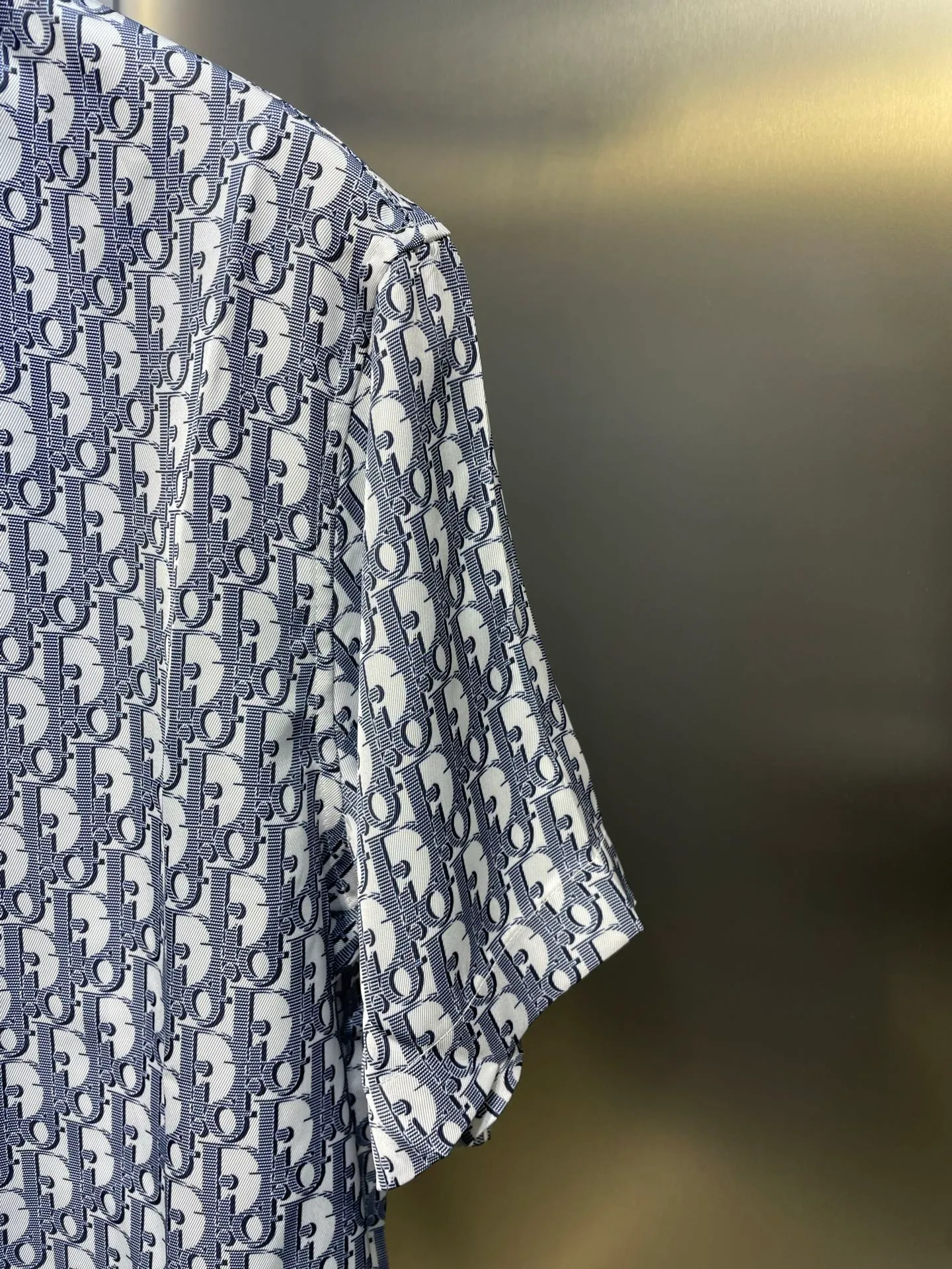 🅿️420 Dior🌟【Top original order】Logo classic presbyopic shirt size s-xl. This village shirt is decorated with classic oblique print. Crafted from white and blue mulberry silk twill fabric, it features a peaked collar and arc-shaped hem for a casual style. Wear with the matching pajamas or shorts for a sophisticated look. size：s m l xl