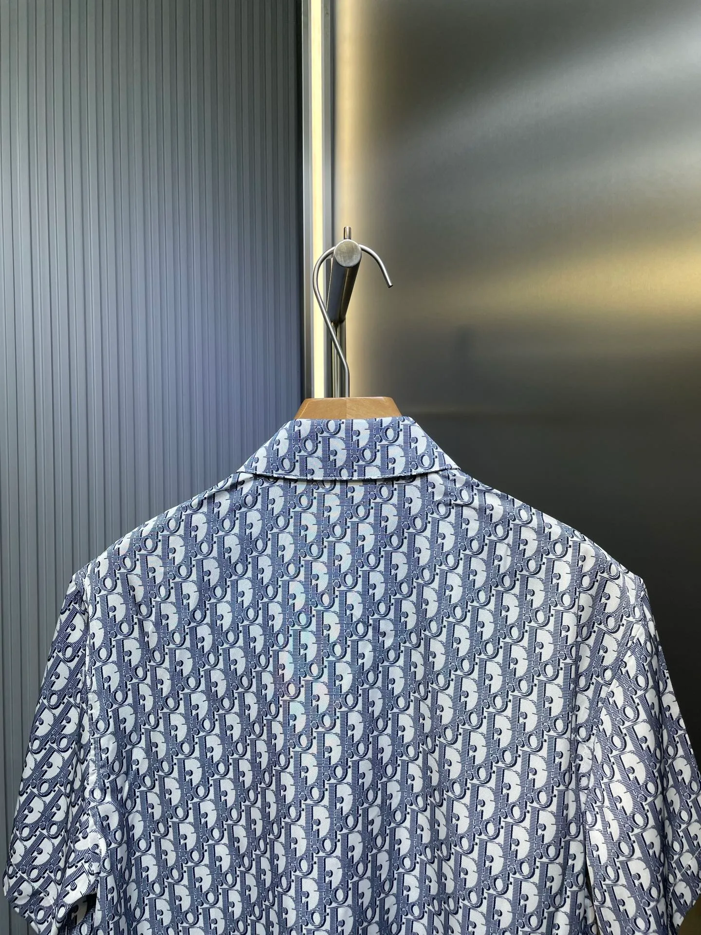 🅿️420 Dior🌟【Top original order】Logo classic presbyopic shirt size s-xl. This village shirt is decorated with classic oblique print. Crafted from white and blue mulberry silk twill fabric, it features a peaked collar and arc-shaped hem for a casual style. Wear with the matching pajamas or shorts for a sophisticated look. size：s m l xl