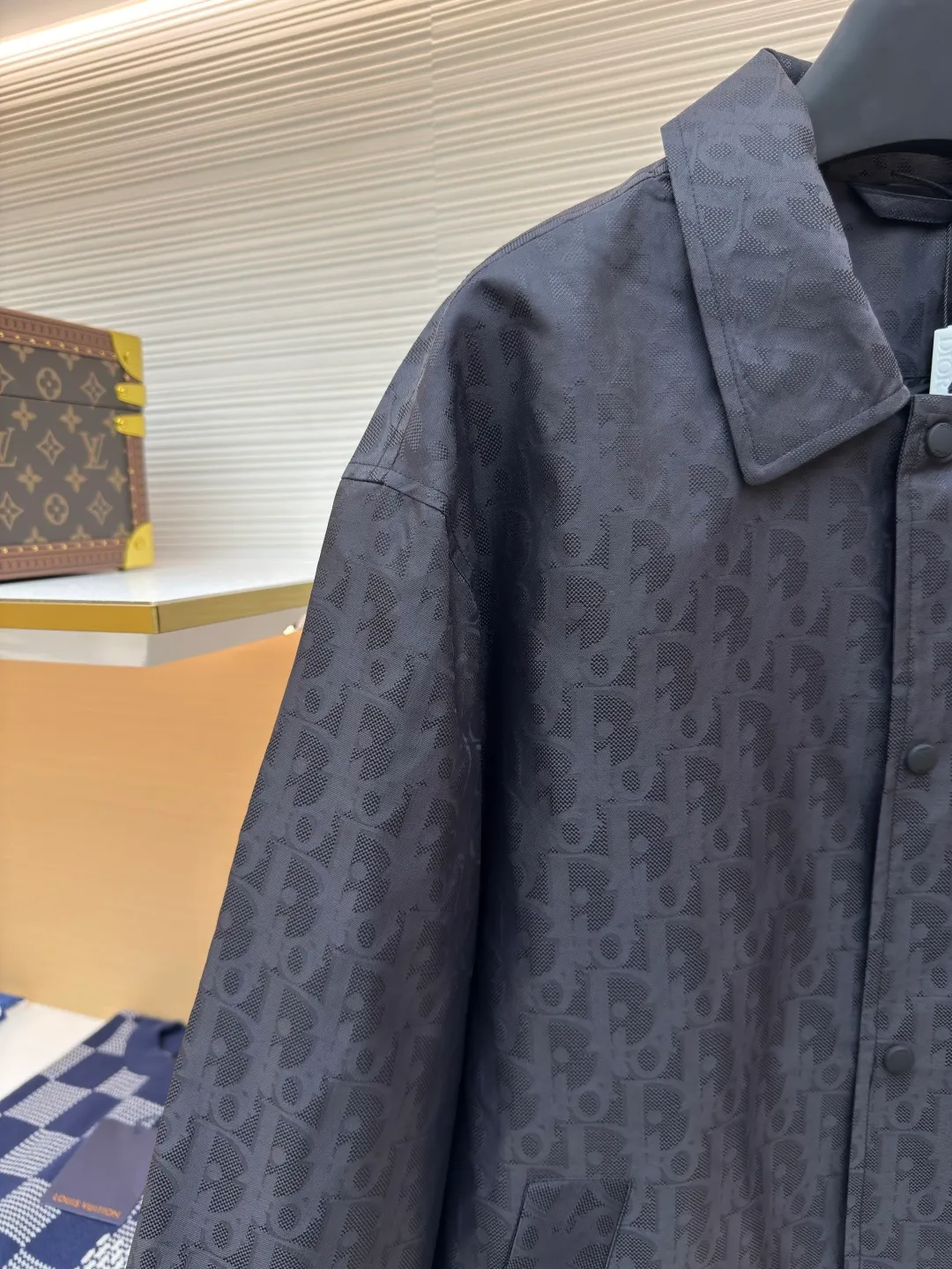 Dior blue technical jacquard jacket ●Authentic product: Purchased and developed by 18292 ●Item number: 1680395-B70 ●Fabric: nylon fabric ●Technology: jacquard production ●Version: loose fit ●Weight: about 435 grams ●Size: 46-48-50-52 ●Description: Nylon fabric made of 100% nylon. The ultra-fine denier yarn is made through precision weaving technology to achieve a fabric density of 580 needles/square inch, which is lightweight while building a strong frame. The microporous structure is breathable and water-repellent, greatly improving the performance of the finished product in multiple occasions. Advanced laser jacquard technology is used to form a concave and convex texture on the surface of the fabric, with a strong three-dimensional effect and a more obvious 3D effect. The pattern is clear and delicate, and the color is full and even. The overall wiring is straight and delicate, the fabric is comfortable and soft, and the color is consistent without color difference. It can be matched with the same style to create a fashionable look and control various occasions. Customized accessories, complete with three standards, same style for men and women!