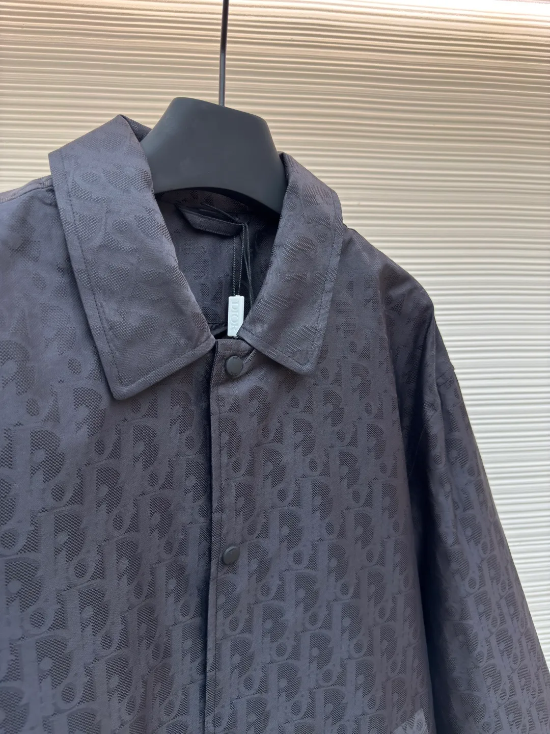 Dior blue technical jacquard jacket ●Authentic product: Purchased and developed by 18292 ●Item number: 1680395-B70 ●Fabric: nylon fabric ●Technology: jacquard production ●Version: loose fit ●Weight: about 435 grams ●Size: 46-48-50-52 ●Description: Nylon fabric made of 100% nylon. The ultra-fine denier yarn is made through precision weaving technology to achieve a fabric density of 580 needles/square inch, which is lightweight while building a strong frame. The microporous structure is breathable and water-repellent, greatly improving the performance of the finished product in multiple occasions. Advanced laser jacquard technology is used to form a concave and convex texture on the surface of the fabric, with a strong three-dimensional effect and a more obvious 3D effect. The pattern is clear and delicate, and the color is full and even. The overall wiring is straight and delicate, the fabric is comfortable and soft, and the color is consistent without color difference. It can be matched with the same style to create a fashionable look and control various occasions. Customized accessories, complete with three standards, same style for men and women!