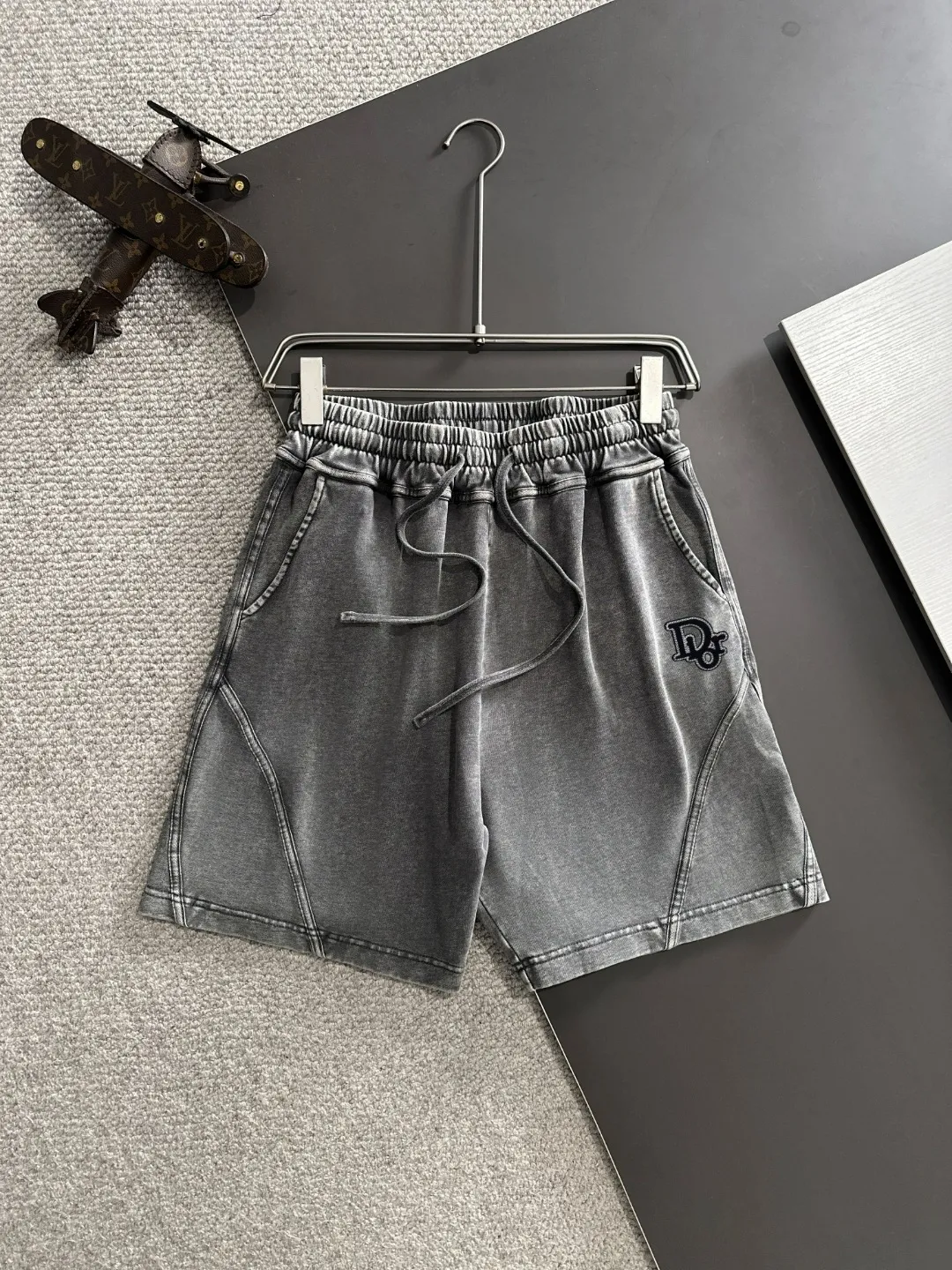 🅿️330 shipped next day, high quality DIOR/Dior 2025 spring and summer new casual solid color loose shorts with elastic band, two needle stitches at the hem of the trousers, fine and firm stitching, custom-made fabrics at the counter with high breathability and comfort, impeccable details, brand element design concept, reflecting high quality. It feels delicate and soft! It presents a casual cut and the upper body shape is great! Size: S-XXL