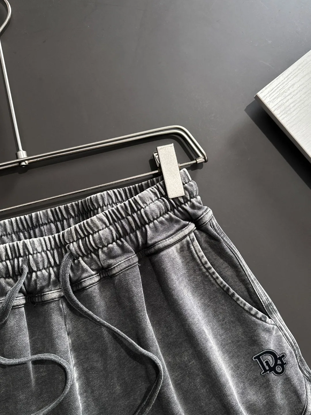 🅿️330 shipped next day, high quality DIOR/Dior 2025 spring and summer new casual solid color loose shorts with elastic band, two needle stitches at the hem of the trousers, fine and firm stitching, custom-made fabrics at the counter with high breathability and comfort, impeccable details, brand element design concept, reflecting high quality. It feels delicate and soft! It presents a casual cut and the upper body shape is great! Size: S-XXL