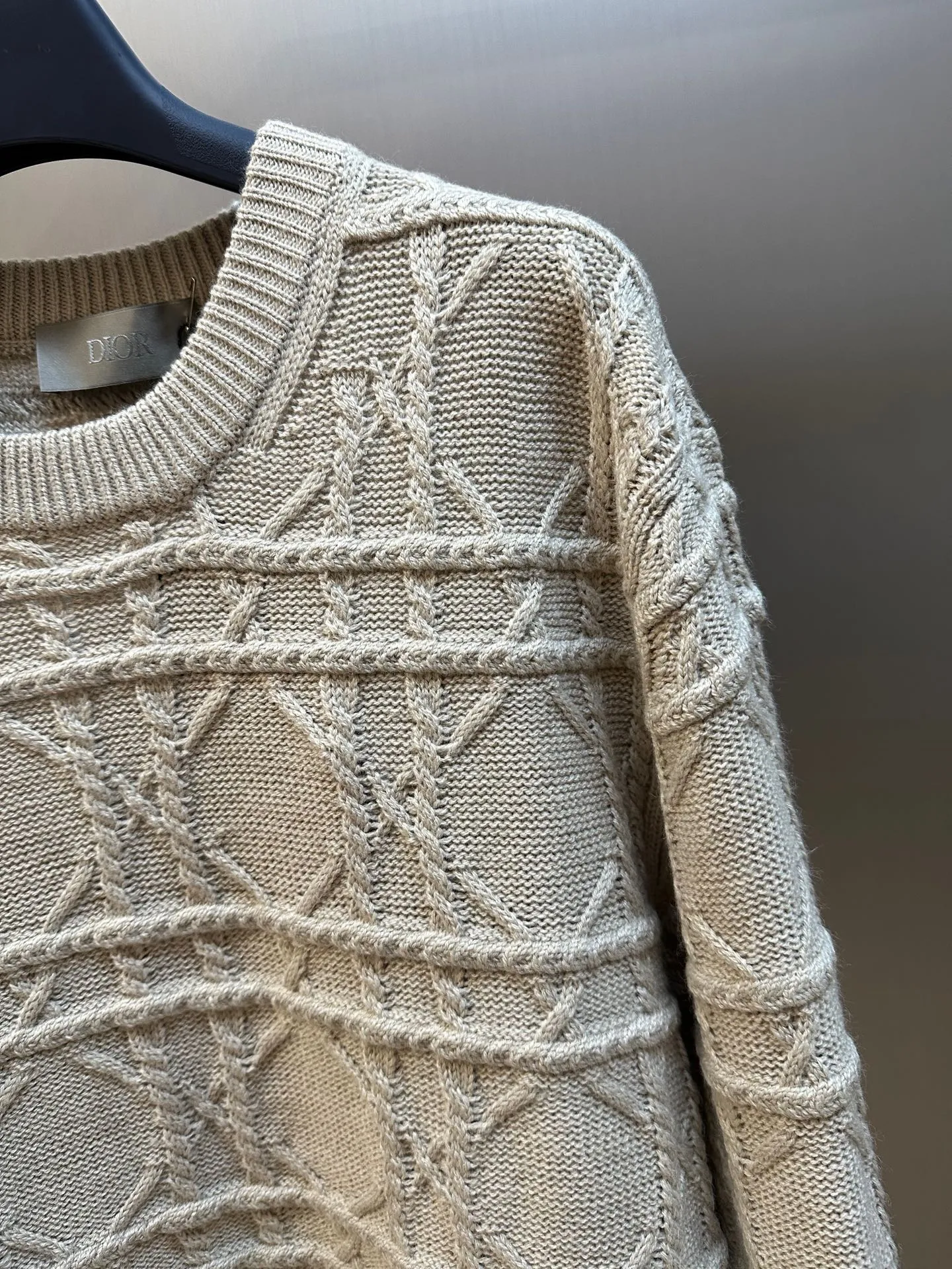 🅿️600 Dior Cannage Pattern Crew Neck Sweater This cannage pattern sweater is from the Dior Icons series, highlighting Dior's exquisite craftsmanship and fine tradition with an elegant and casual style.  Crafted from beige cashmere cable-knit fabric, the classic cannage pattern is reinterpreted with intricate details. Pair with the collection's trousers for a chic look.  size：xs s m l