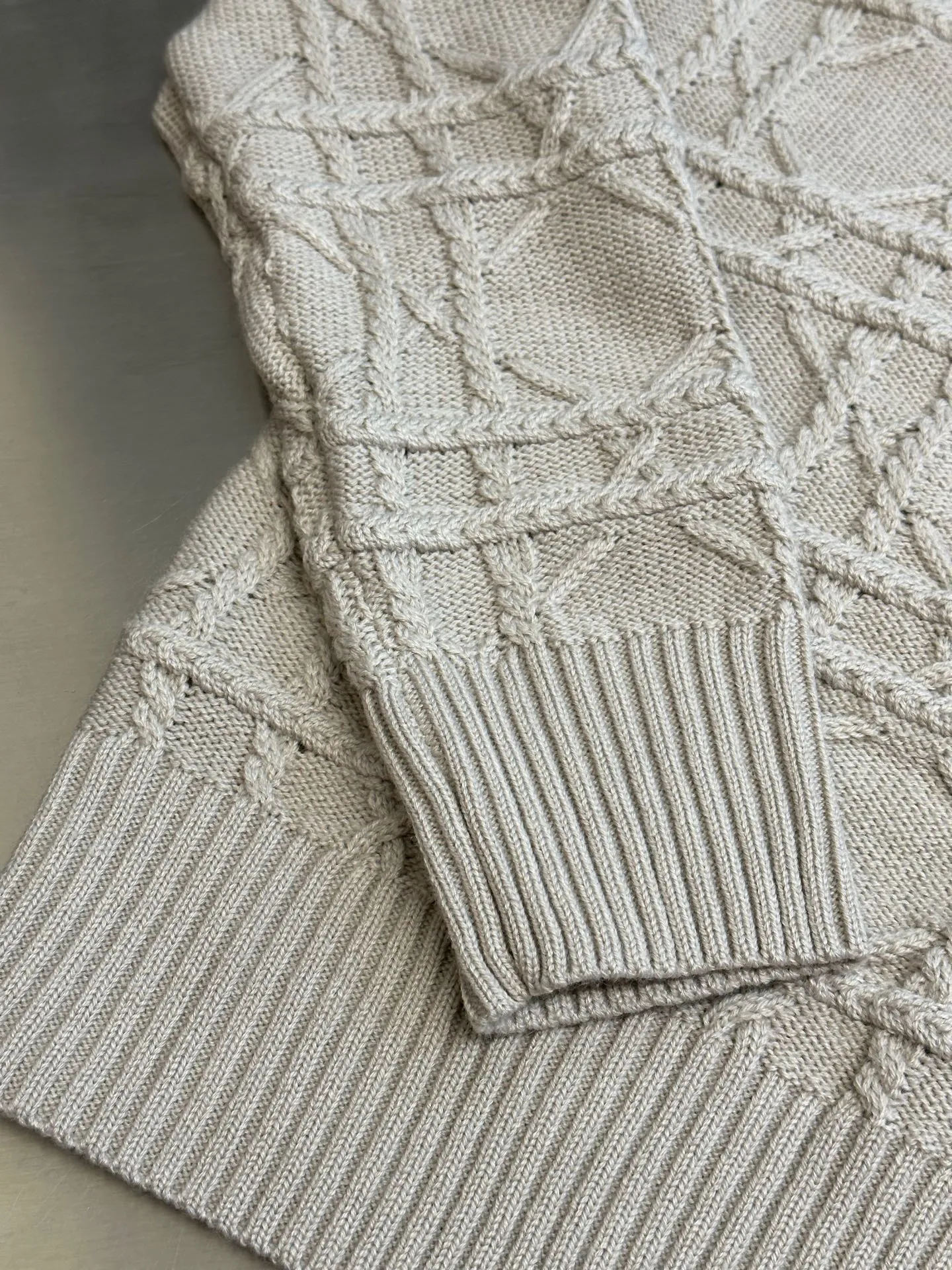 🅿️600 Dior Cannage Pattern Crew Neck Sweater This cannage pattern sweater is from the Dior Icons series, highlighting Dior's exquisite craftsmanship and fine tradition with an elegant and casual style.  Crafted from beige cashmere cable-knit fabric, the classic cannage pattern is reinterpreted with intricate details. Pair with the collection's trousers for a chic look.  size：xs s m l