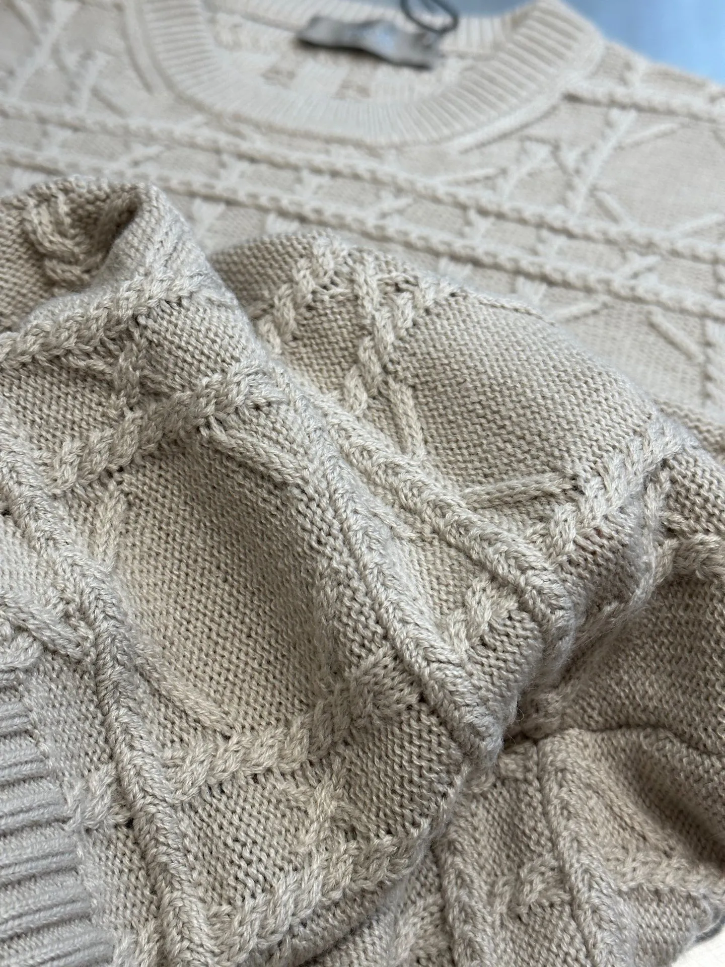 🅿️600 Dior Cannage Pattern Crew Neck Sweater This cannage pattern sweater is from the Dior Icons series, highlighting Dior's exquisite craftsmanship and fine tradition with an elegant and casual style.  Crafted from beige cashmere cable-knit fabric, the classic cannage pattern is reinterpreted with intricate details. Pair with the collection's trousers for a chic look.  size：xs s m l