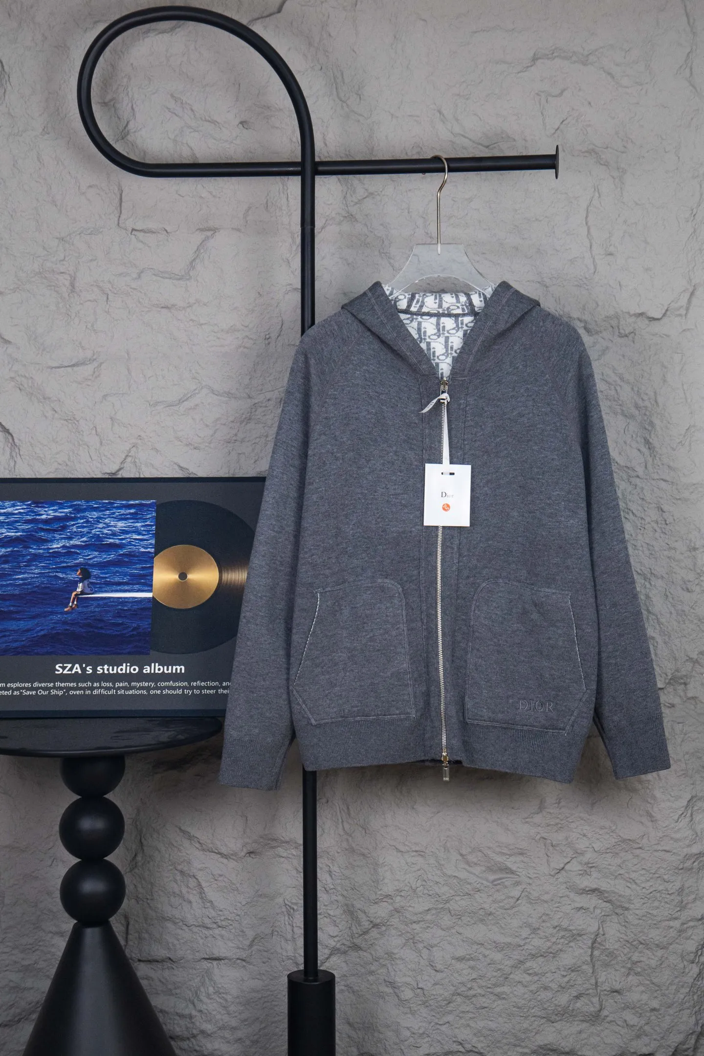 🅿️650 Style No.: M249 replica version Dior 𝘾𝙝𝙧𝙞𝙨𝙩𝙞𝙖𝙣 𝘿𝙞𝙤𝙧 CD 24SS old flower all-over printed double-sided jacquard zipper cardigan jacket sweater lightism essential luxury item for men and women for daily commuting Purchase authentic pattern Correct version Welcome to compare Detailed features · Use 50% wool content yarn, 35% cashmere 15% synthetic fiber · Adopt double-sided jacquard craftsmanship imported from Germany · Collar, cuffs and hem thread design Windproof and comfortable · Spacing between strips and letter logos The woven sheet effect is completely restored · Original main mark washed tag moisture-proof paper packaging Color: White Gray Size: S M L