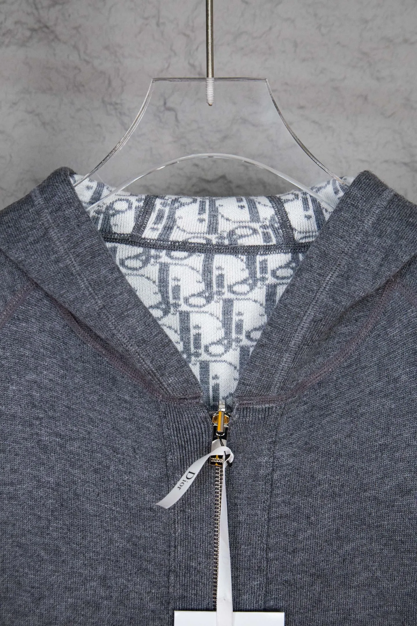 🅿️650 Style No.: M249 replica version Dior 𝘾𝙝𝙧𝙞𝙨𝙩𝙞𝙖𝙣 𝘿𝙞𝙤𝙧 CD 24SS old flower all-over printed double-sided jacquard zipper cardigan jacket sweater lightism essential luxury item for men and women for daily commuting Purchase authentic pattern Correct version Welcome to compare Detailed features · Use 50% wool content yarn, 35% cashmere 15% synthetic fiber · Adopt double-sided jacquard craftsmanship imported from Germany · Collar, cuffs and hem thread design Windproof and comfortable · Spacing between strips and letter logos The woven sheet effect is completely restored · Original main mark washed tag moisture-proof paper packaging Color: White Gray Size: S M L