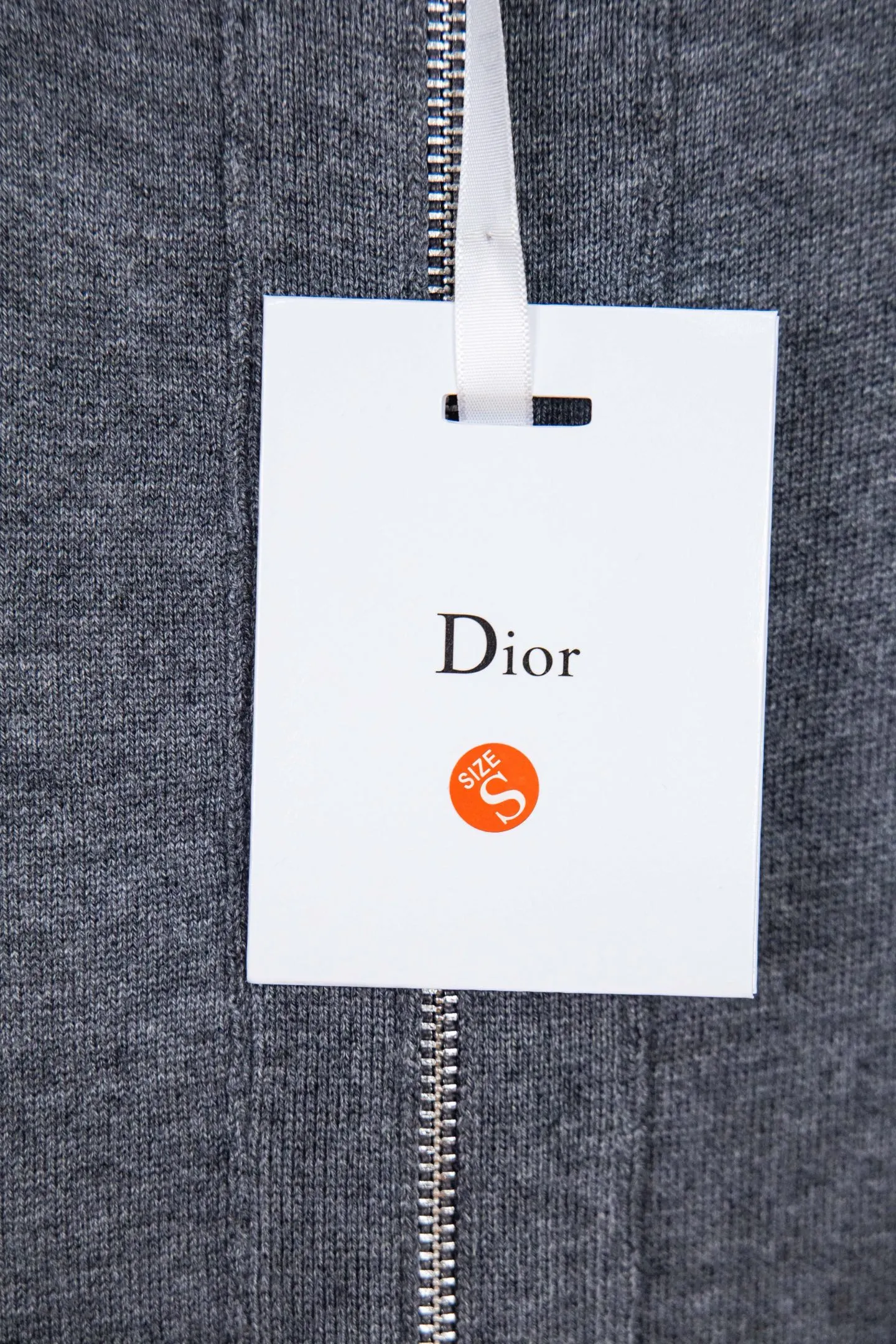 🅿️650 Style No.: M249 replica version Dior 𝘾𝙝𝙧𝙞𝙨𝙩𝙞𝙖𝙣 𝘿𝙞𝙤𝙧 CD 24SS old flower all-over printed double-sided jacquard zipper cardigan jacket sweater lightism essential luxury item for men and women for daily commuting Purchase authentic pattern Correct version Welcome to compare Detailed features · Use 50% wool content yarn, 35% cashmere 15% synthetic fiber · Adopt double-sided jacquard craftsmanship imported from Germany · Collar, cuffs and hem thread design Windproof and comfortable · Spacing between strips and letter logos The woven sheet effect is completely restored · Original main mark washed tag moisture-proof paper packaging Color: White Gray Size: S M L